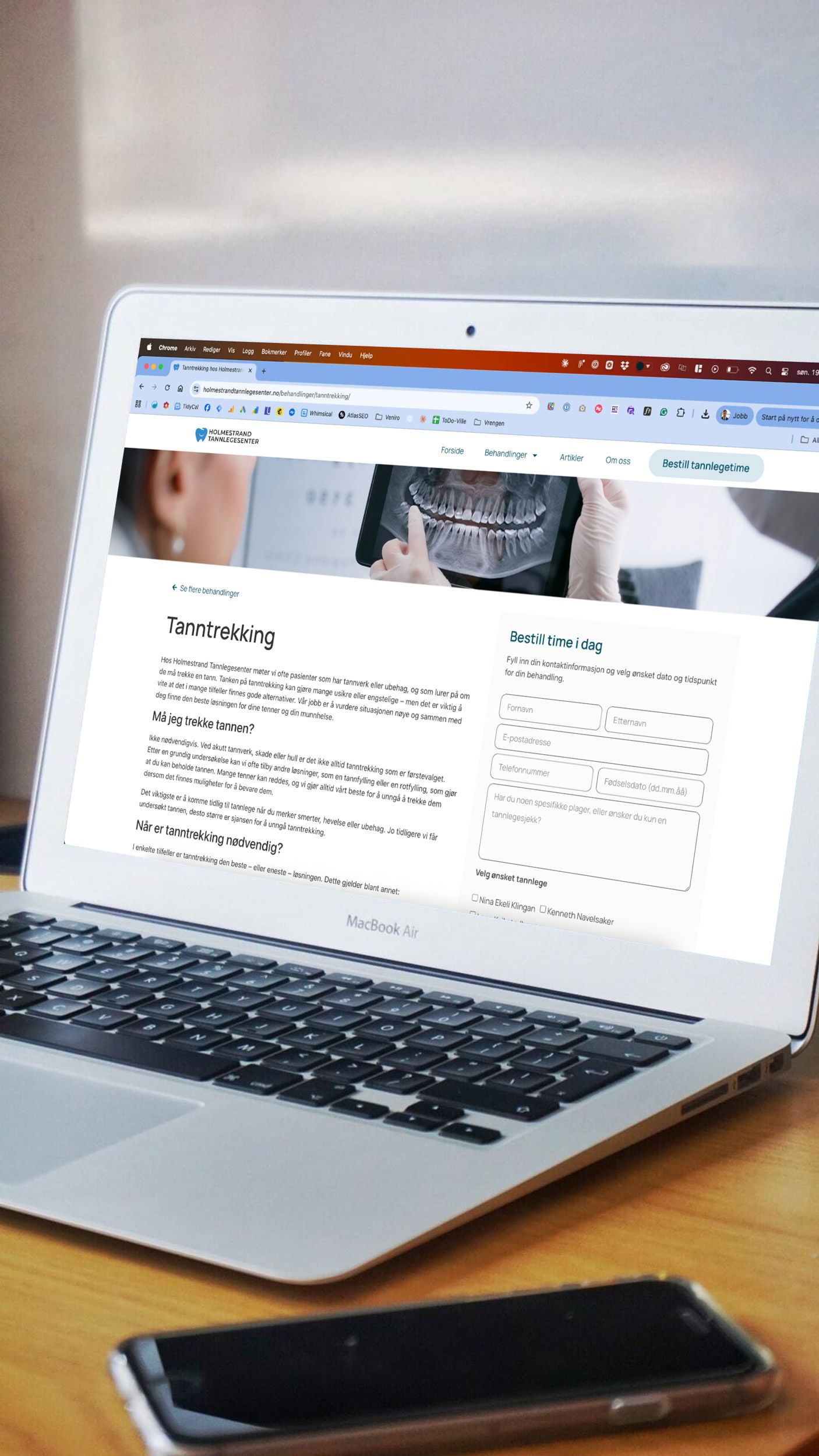 MacBook Air viser en tannlegepraksis sin responsiv nettside med informasjon om tanntrekking og bookingskjema