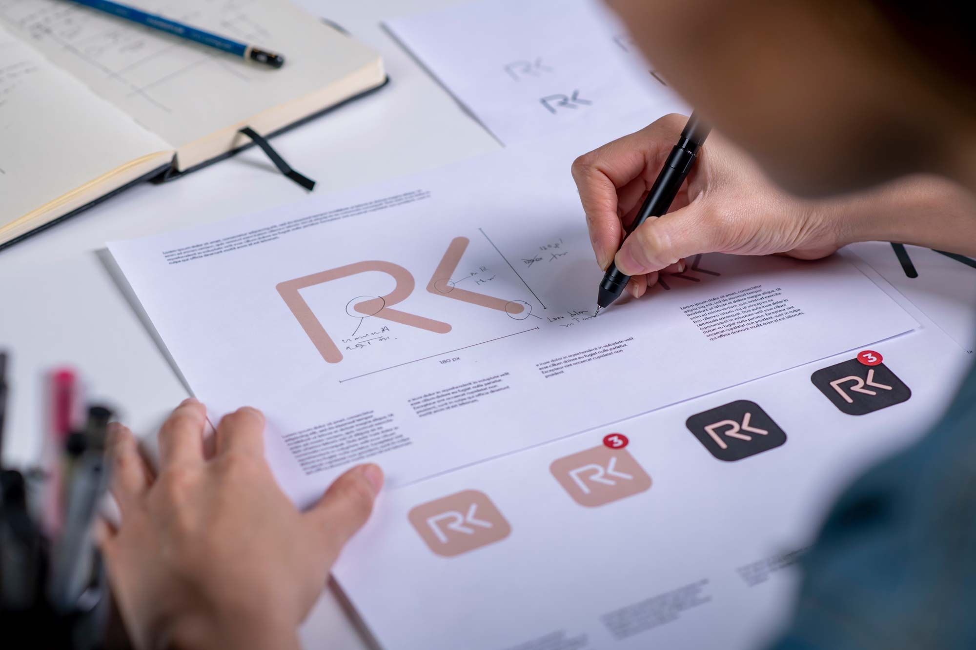 Profesjonell logodesign og visuell identitet hos Veniro