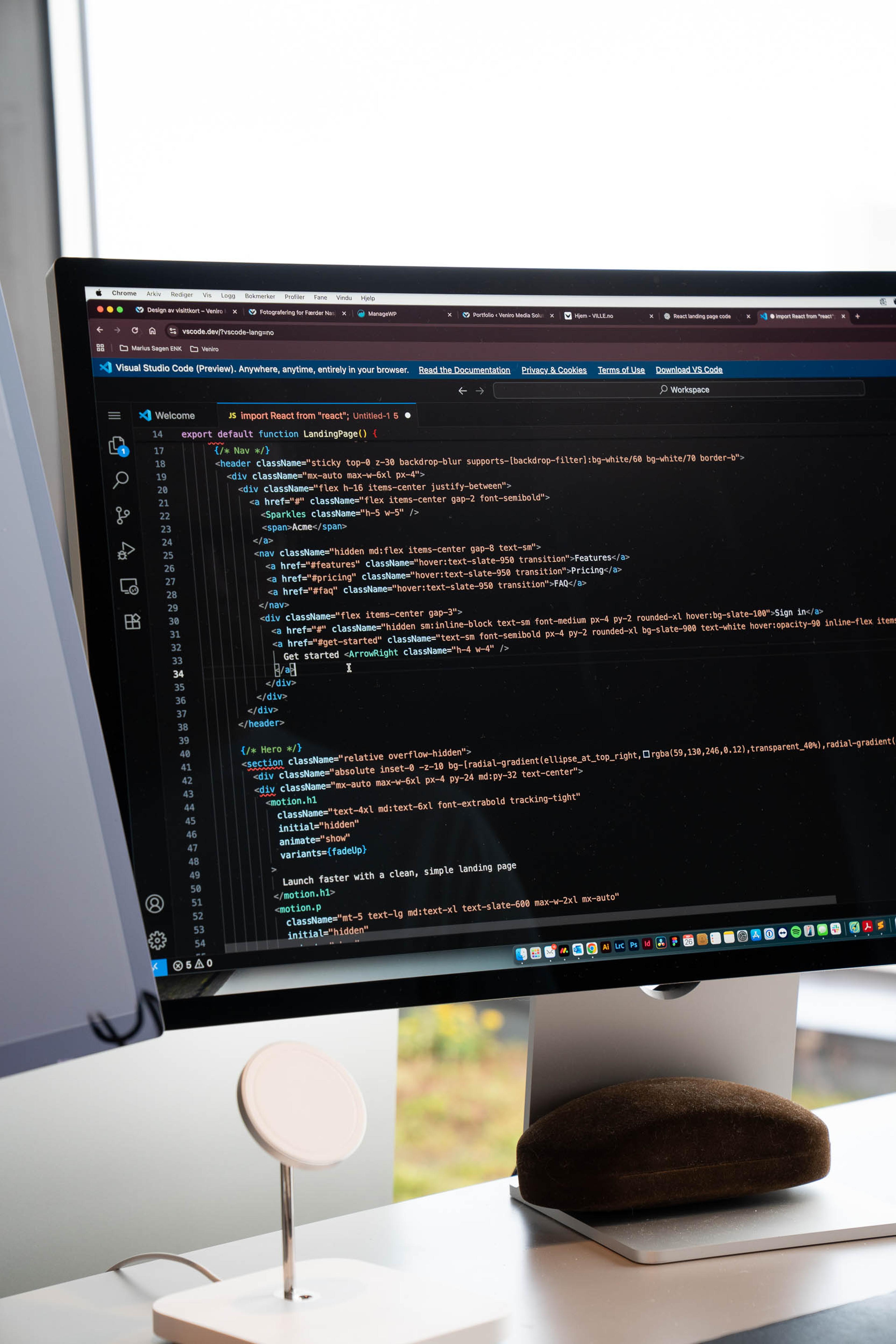 Visual Studio Code-editor med React-komponent, HTML-markup og CSS-klasser synlig på skjermen, med utsikt til natur i bakgrunnen
