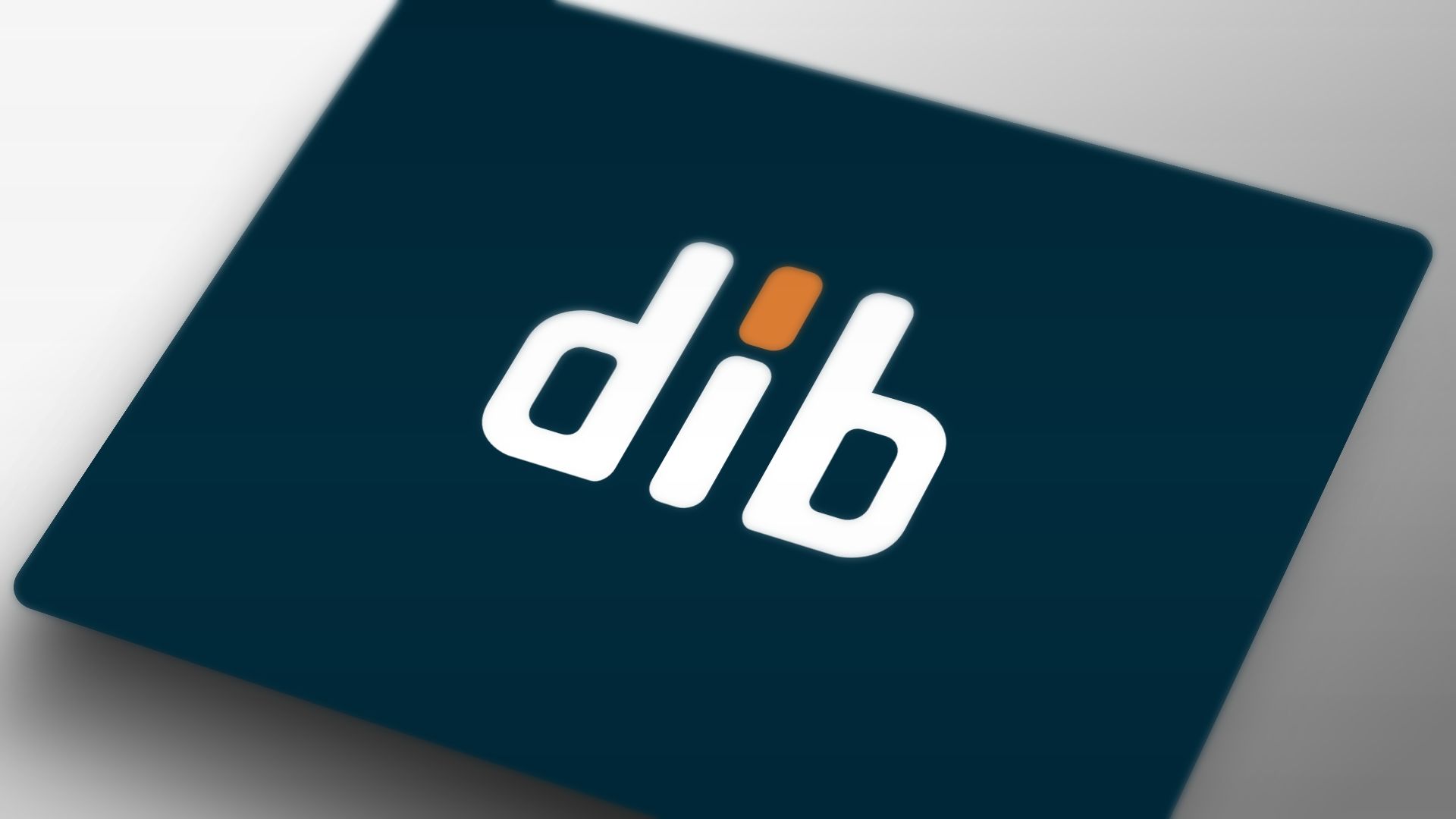 dib logo med hvitt og oransje design på mørkeblå bakgrunn