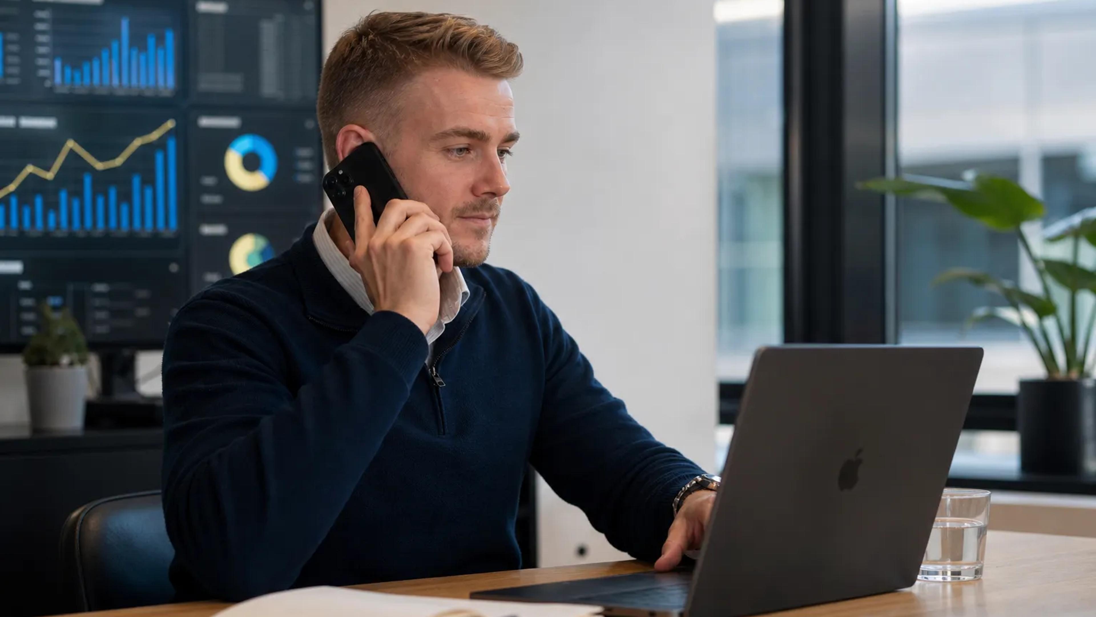 Bedriftseier som ringer fra en tjenesteside på mobilen