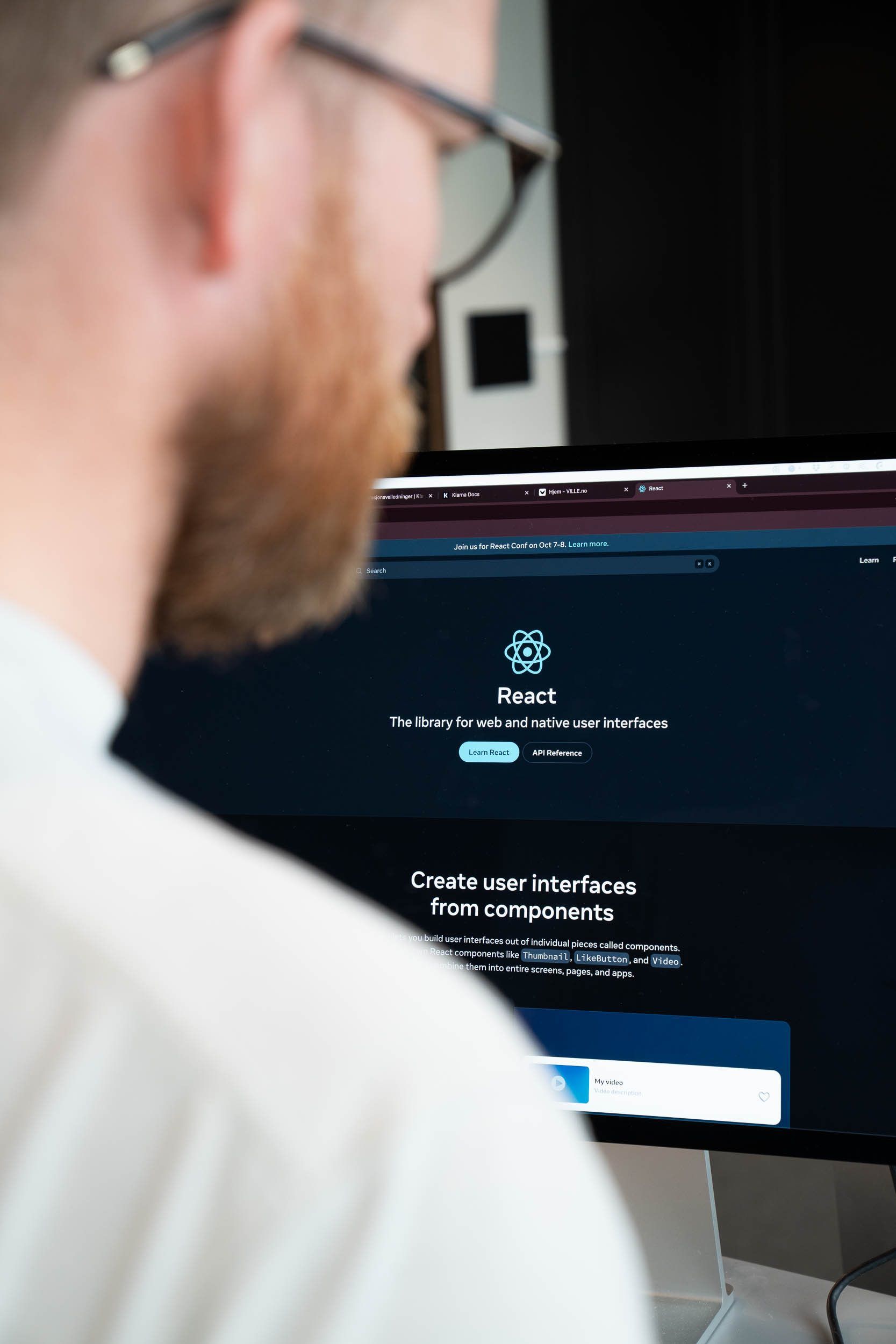 Bilde av en datamaskin skjerm som viser logoen til å react