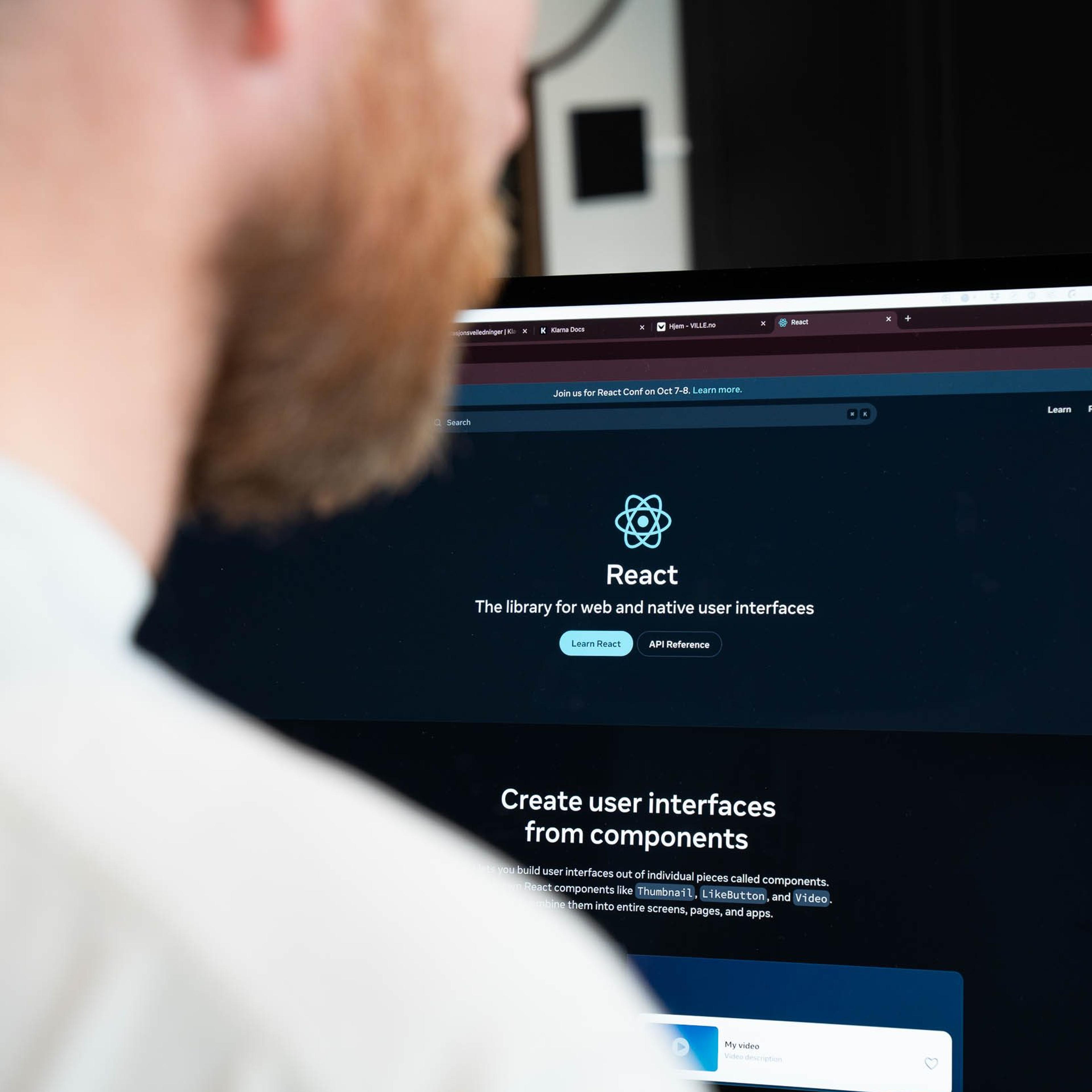 Bilde av en datamaskin skjerm som viser logoen til å react