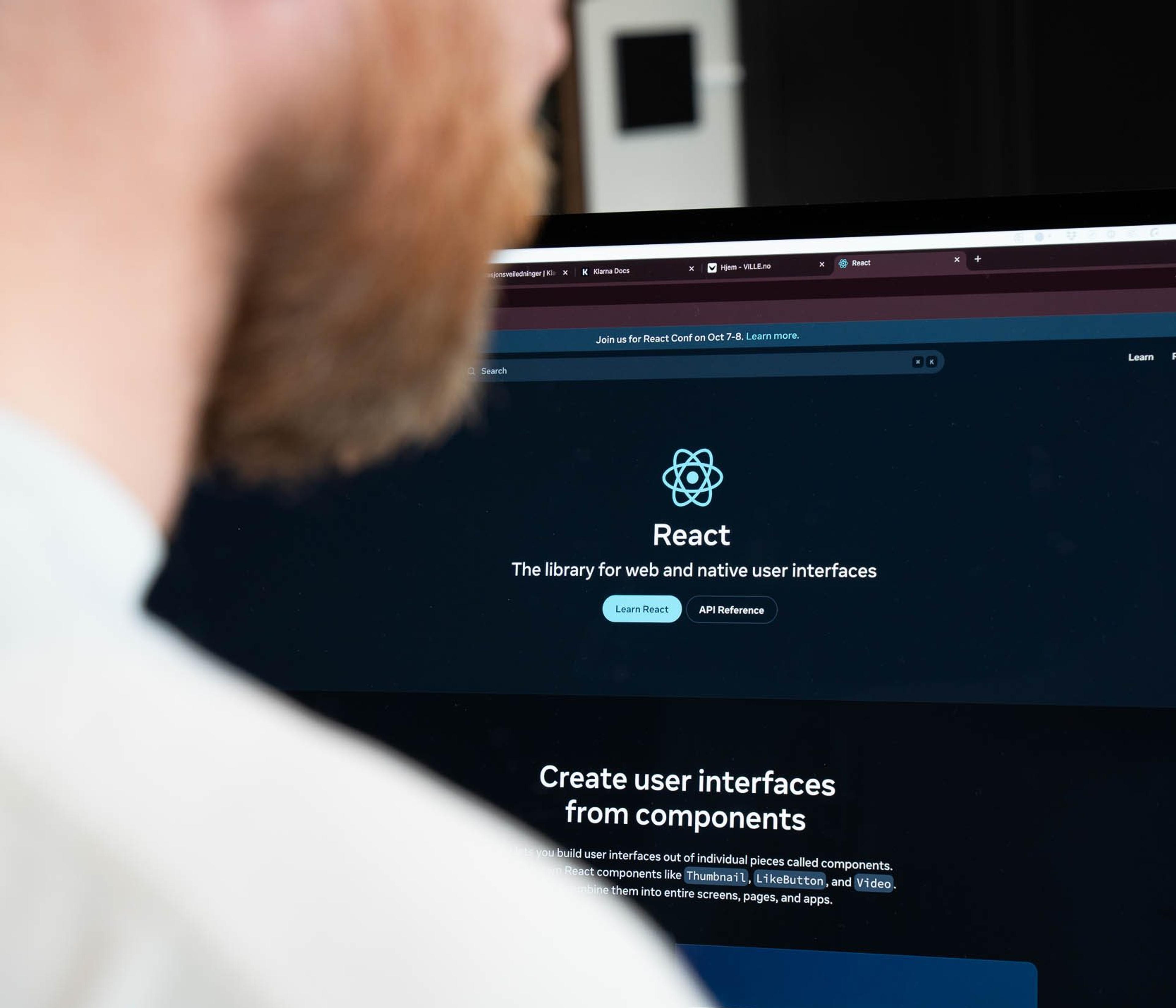 Bilde av en datamaskin skjerm som viser logoen til å react