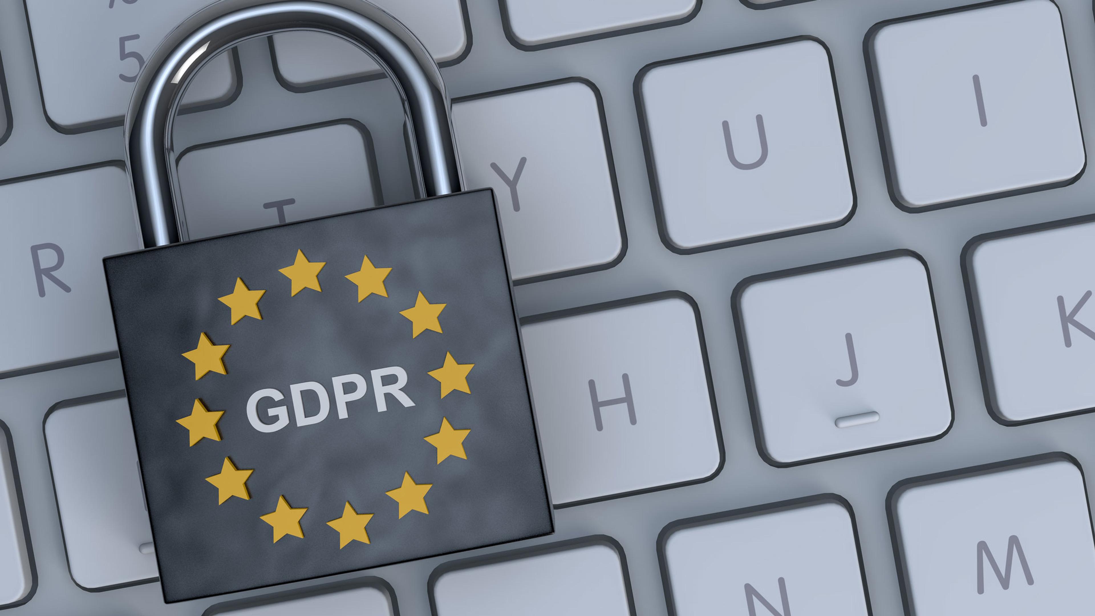 Bilde av en hengelås med teksten GDPR over ett tastatur