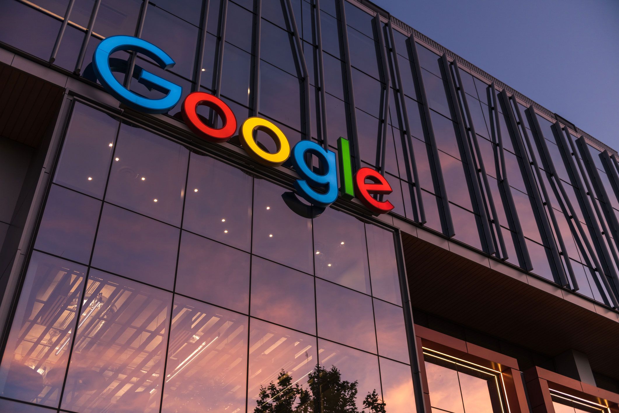 Bilde av Google sitt skilt utenfor ett glasskontorbygg