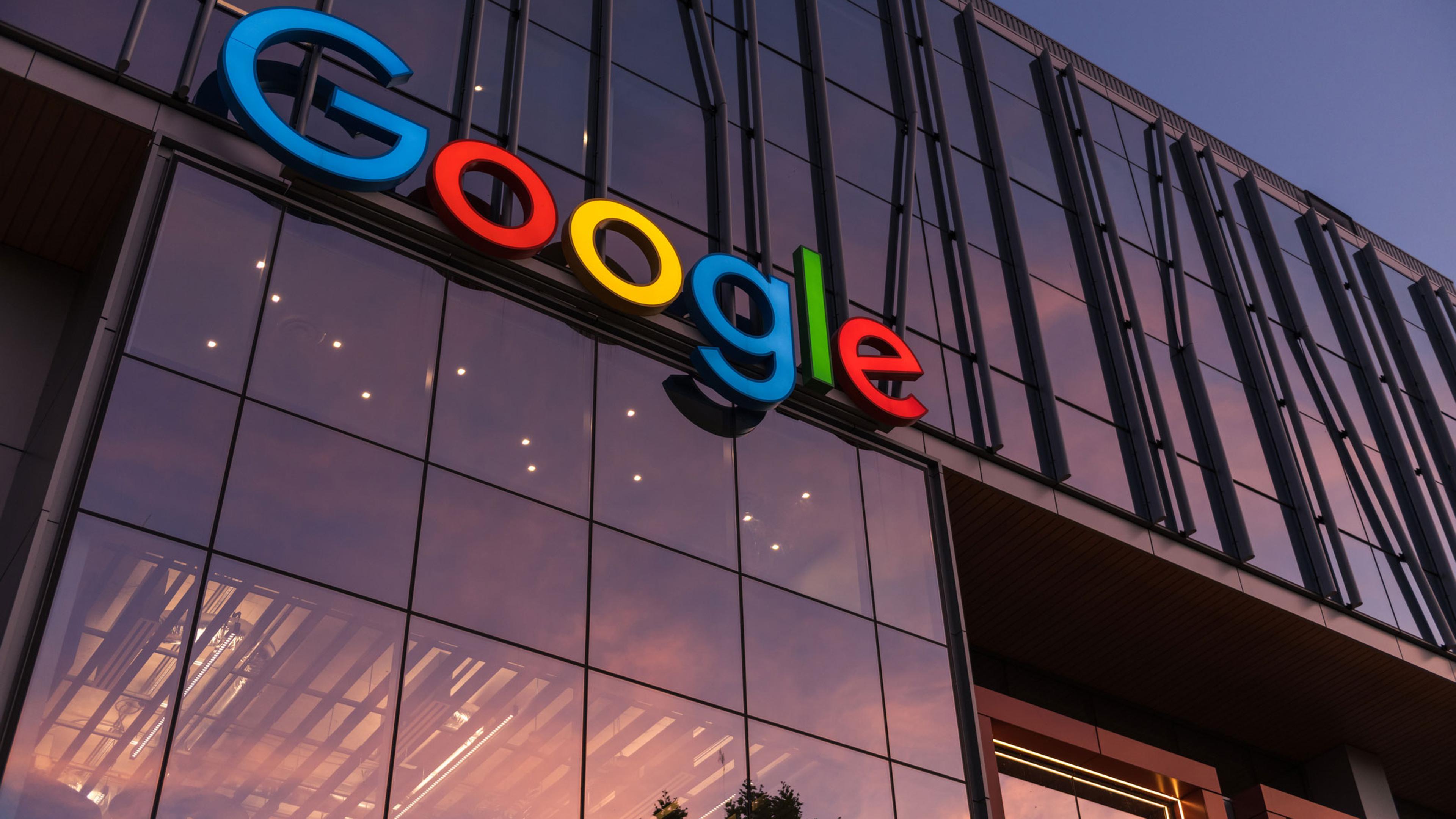Bilde av Google sitt skilt utenfor ett glasskontorbygg