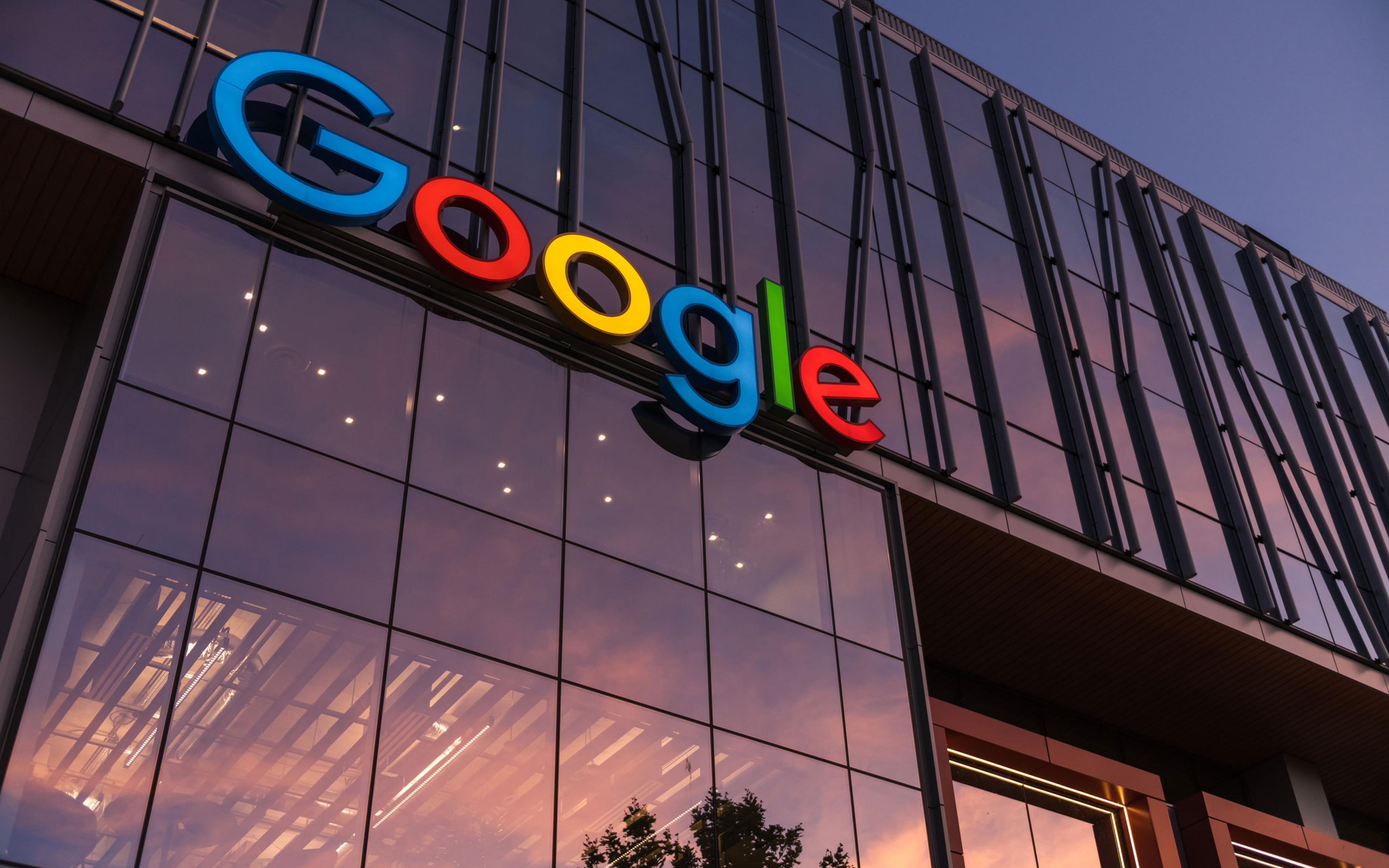 Bilde av Google sitt skilt utenfor ett glasskontorbygg