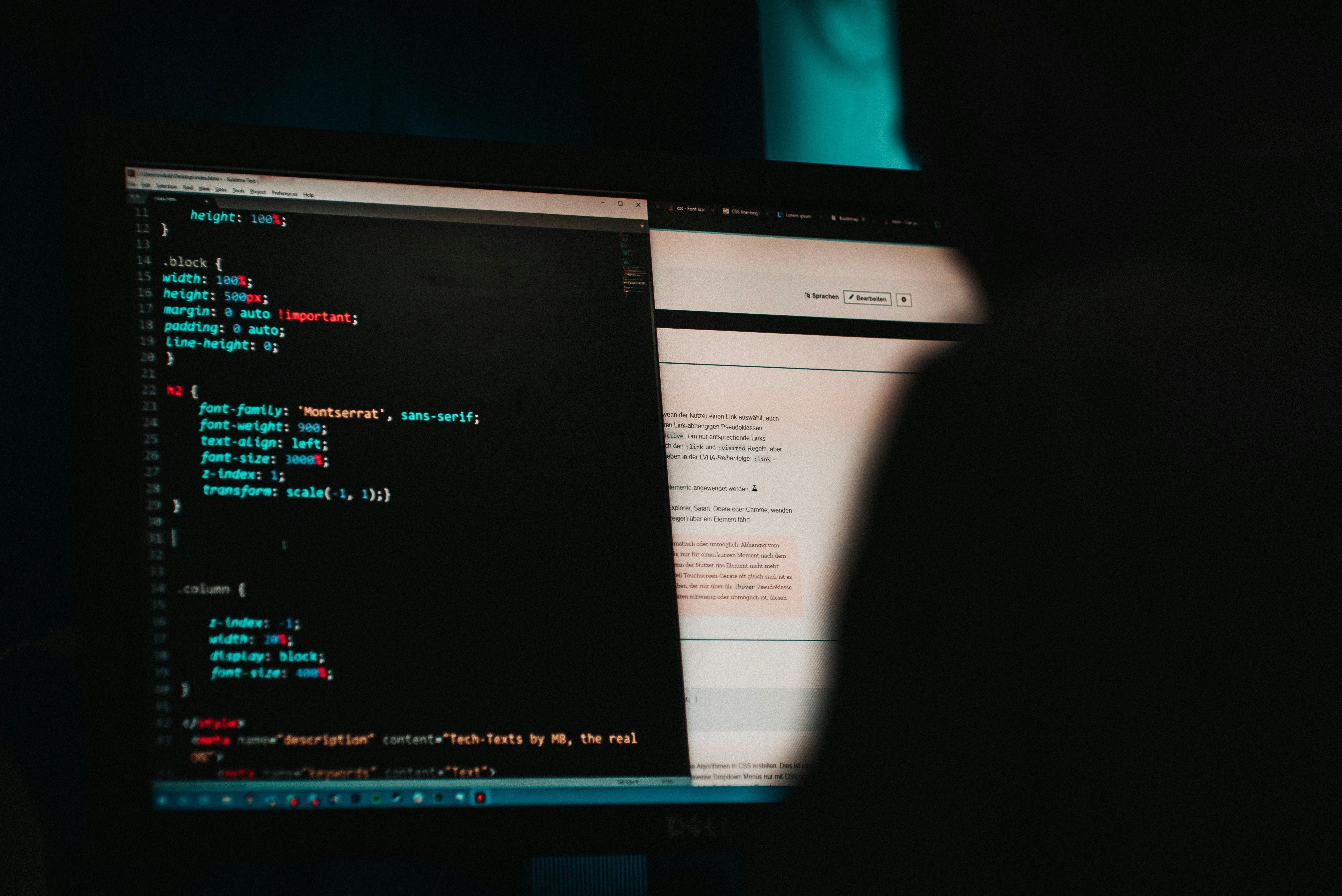 Webutvikler undersøker kode på en stor dataskjerm – tilsvarende arbeidet med å rydde opp i en hacket WordPress-installasjon
