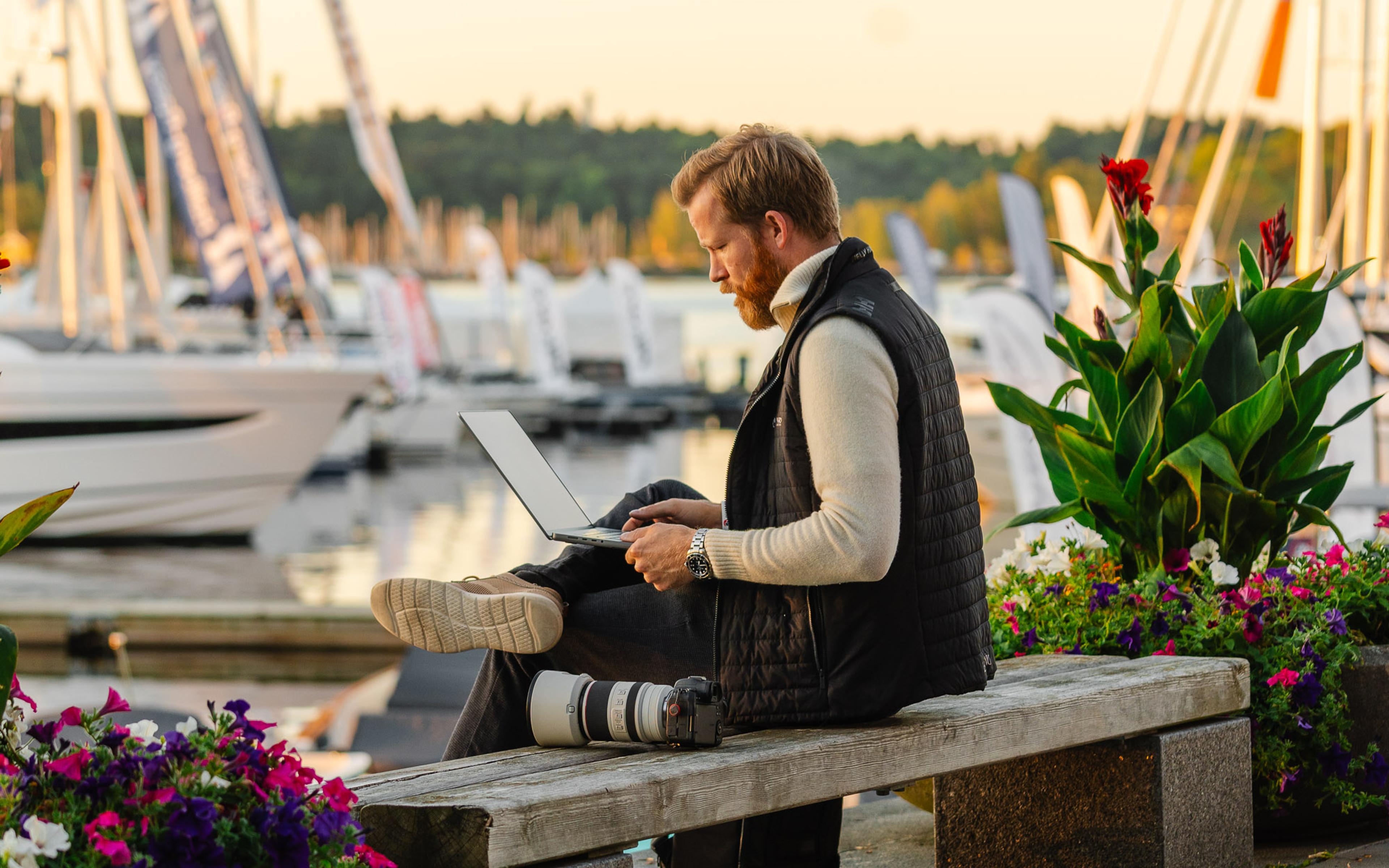 Markedsfører som vurderer remarketingstrategi på tvers av Google og sosiale medier.
