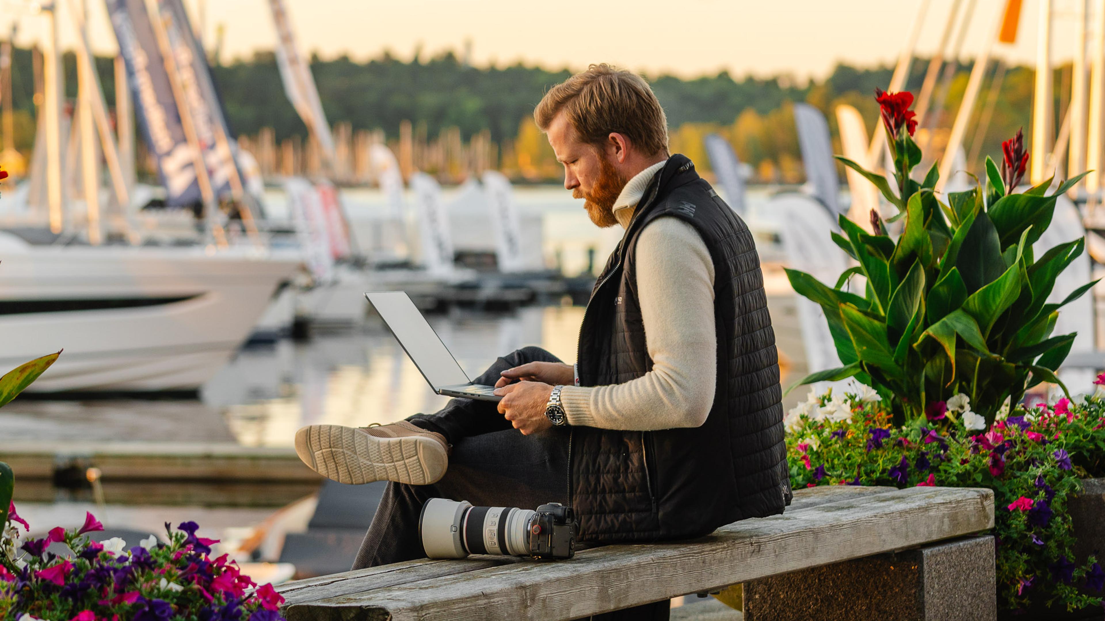 Markedsfører som vurderer remarketingstrategi på tvers av Google og sosiale medier.