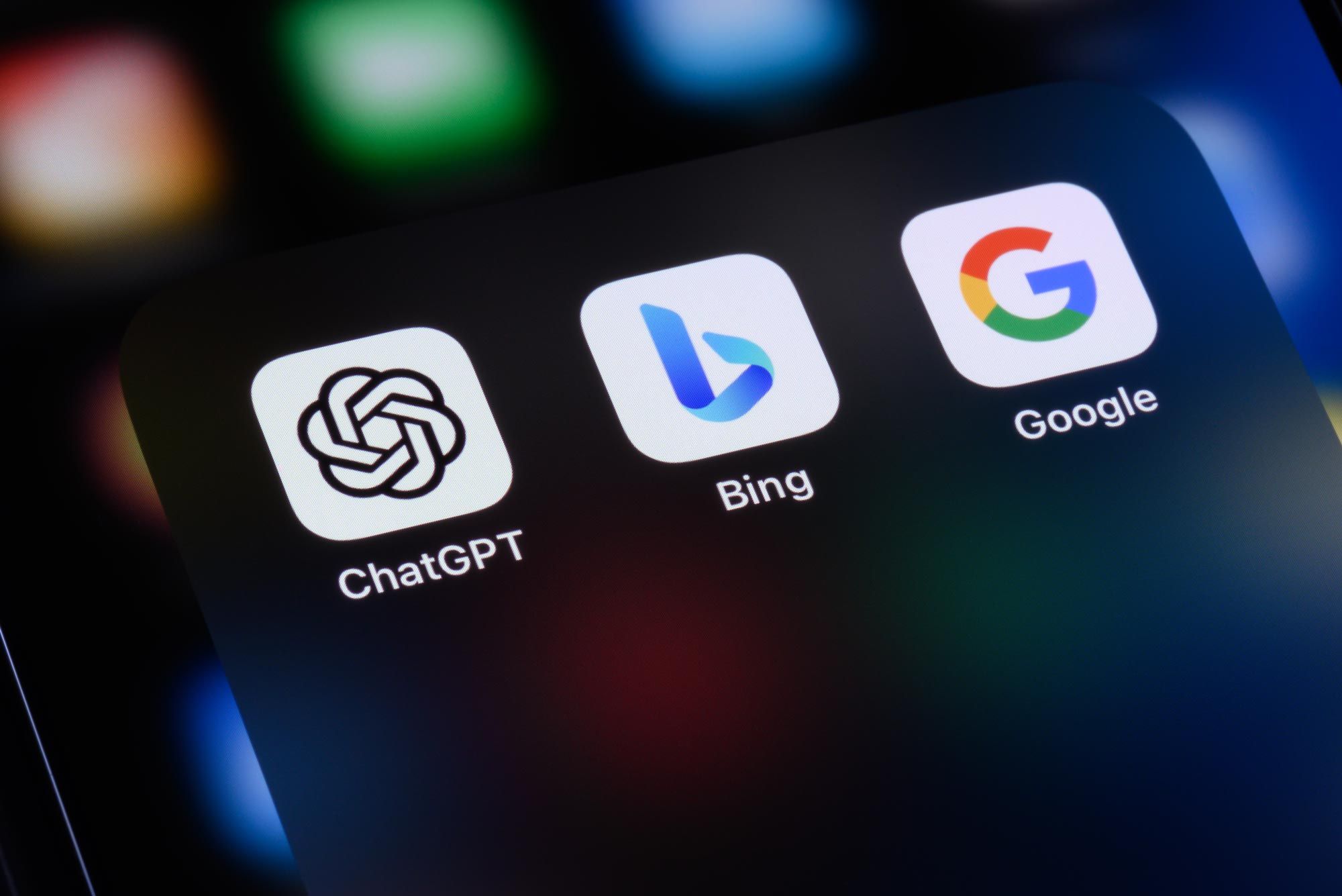 ChatGPT, Bing og Google logoer vises side ved side på mobilskjerm, som representerer søk- og AI-verktøy.