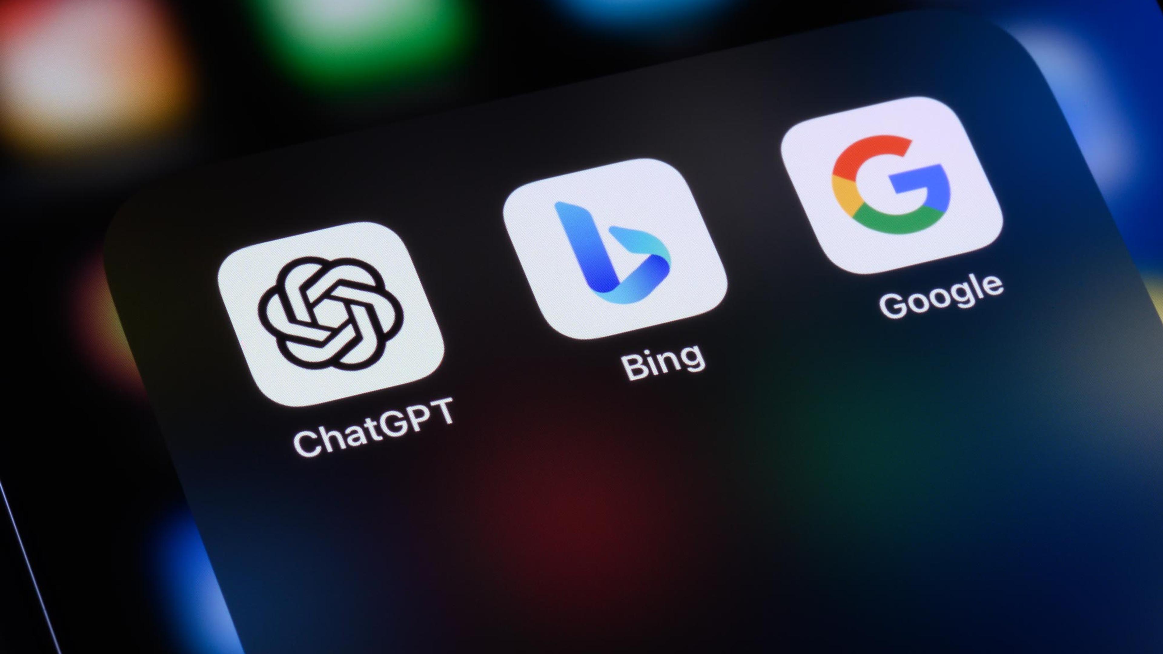 Mobilskjerm med logoene til ChatGPT, Bing og Google side om side – ChatGPT viser nå reklame på linje med søkemotorene.