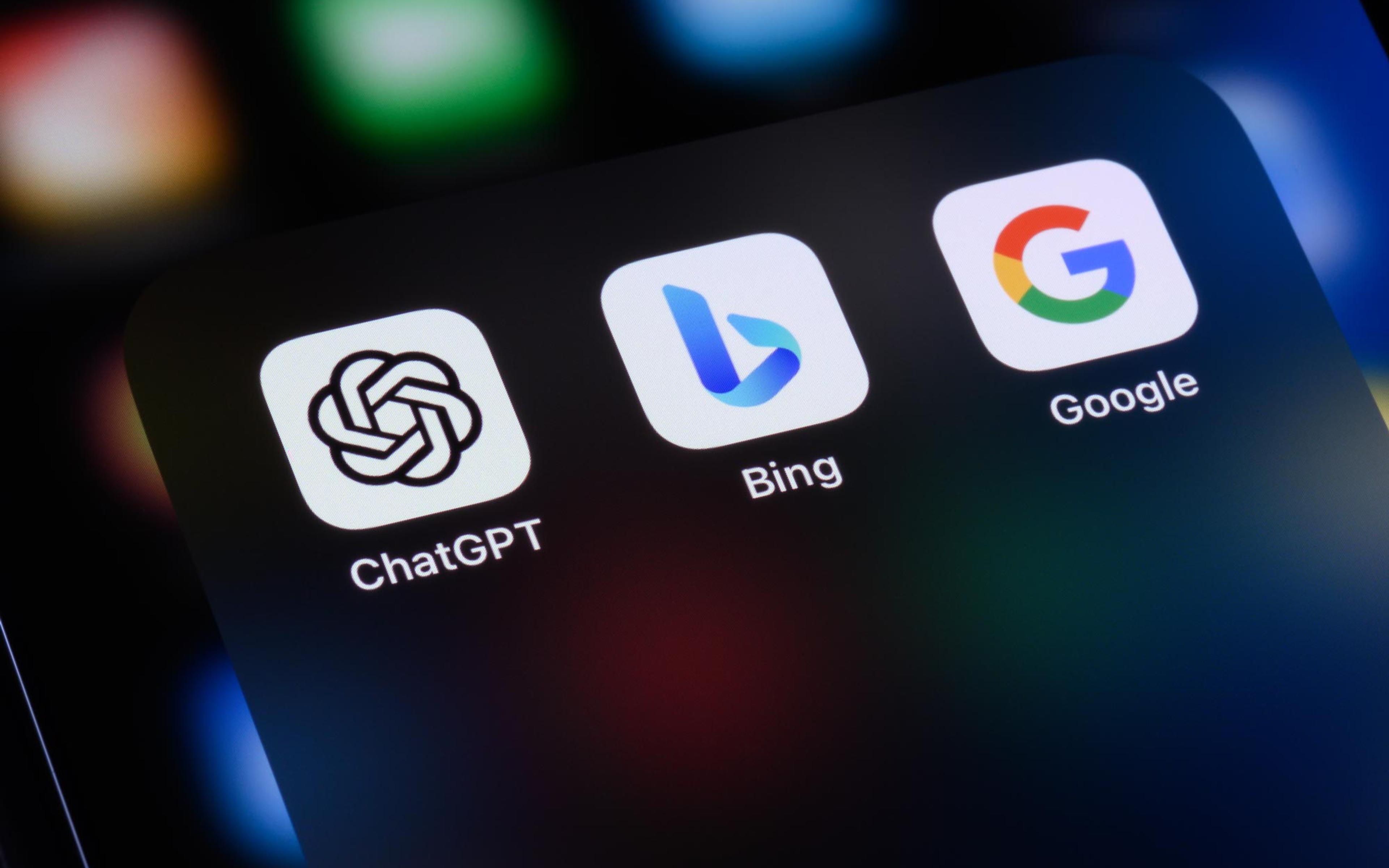 Mobilskjerm med logoene til ChatGPT, Bing og Google side om side – ChatGPT viser nå reklame på linje med søkemotorene.
