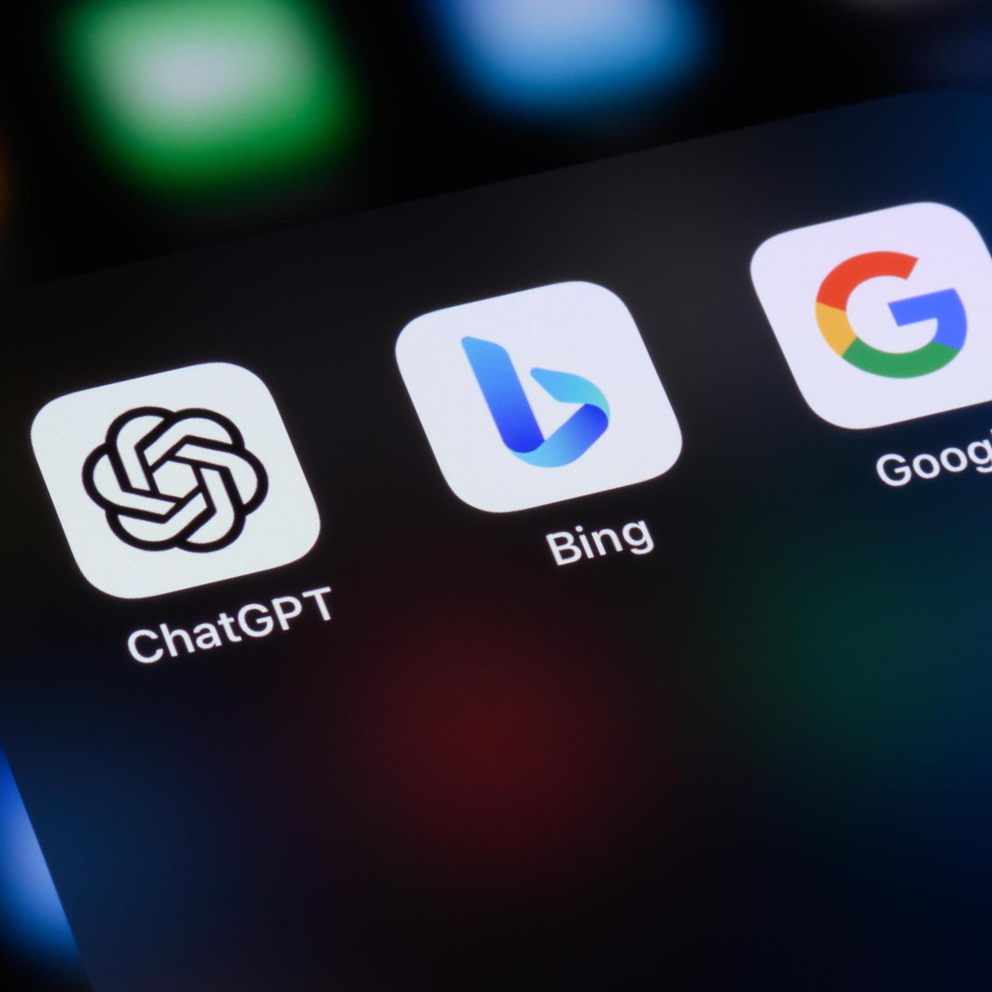 ChatGPT, Bing og Google logoer vises side ved side på mobilskjerm, som representerer søk- og AI-verktøy.