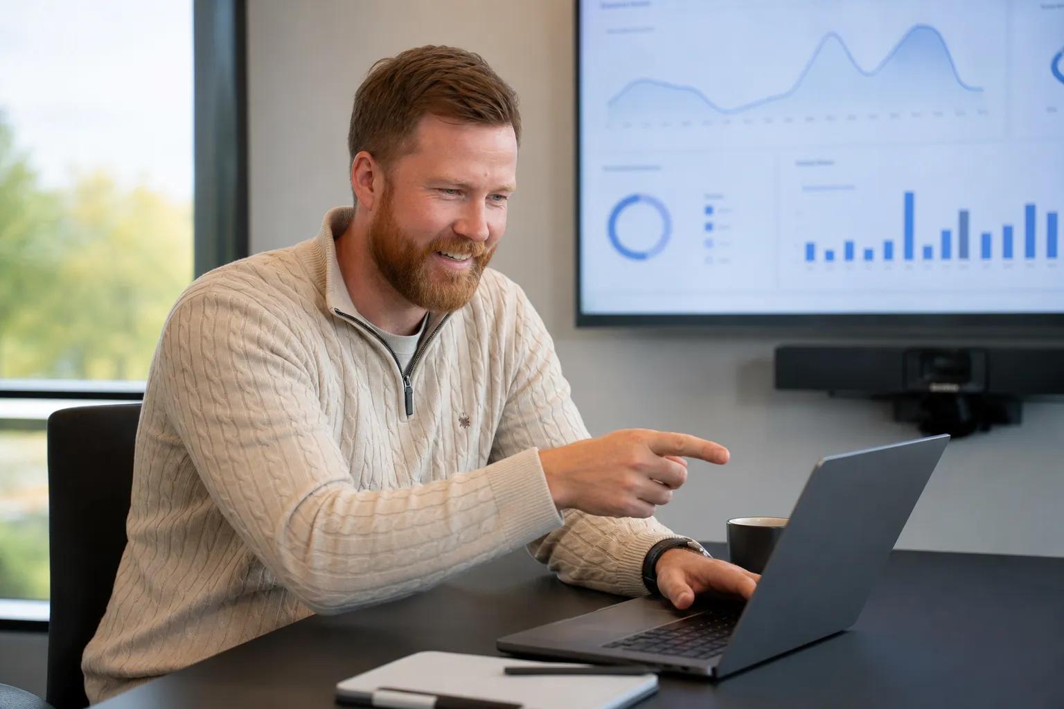 Team som går gjennom SEO-data og leads i et møte