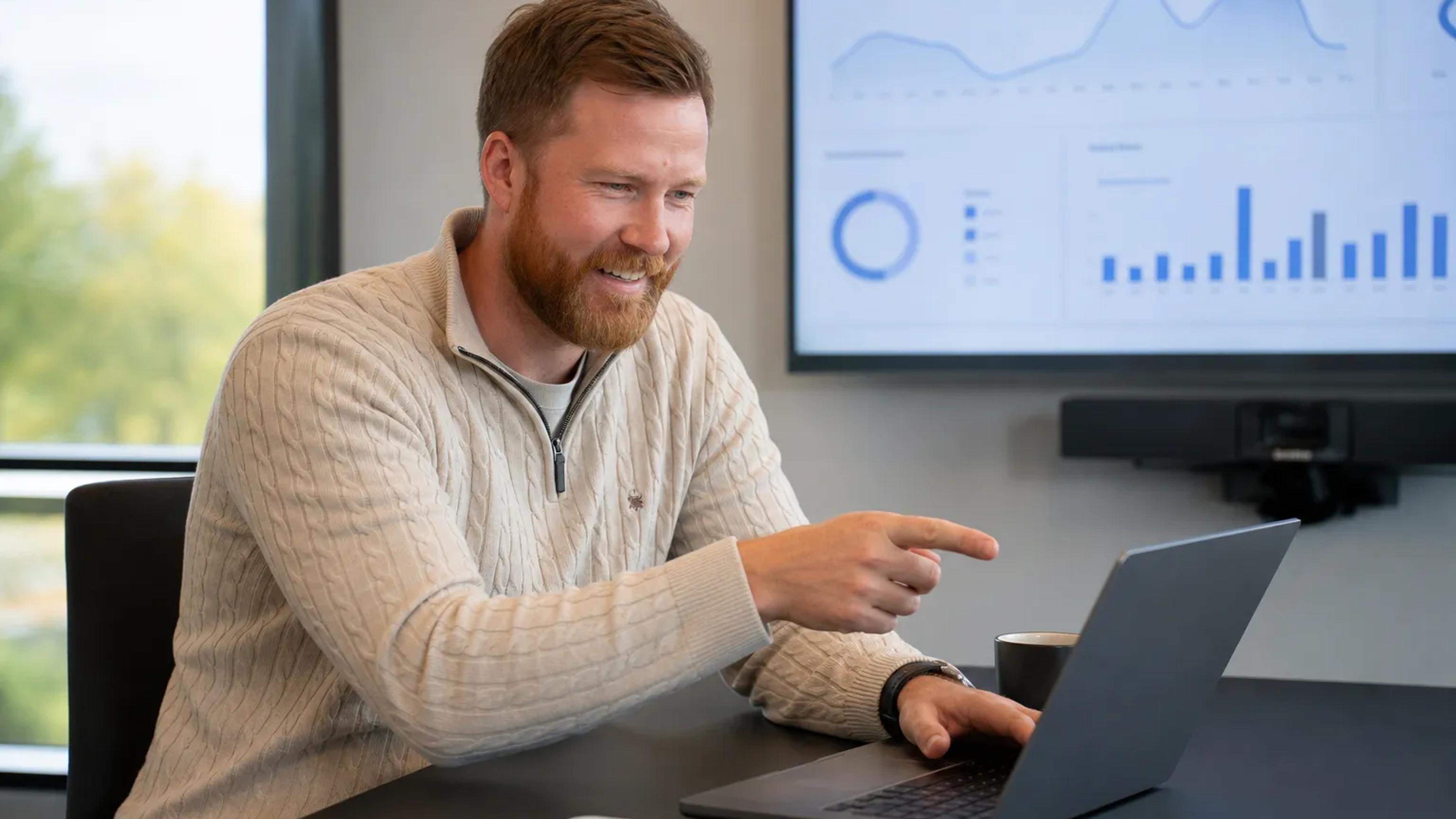 Team som går gjennom SEO-data og leads i et møte