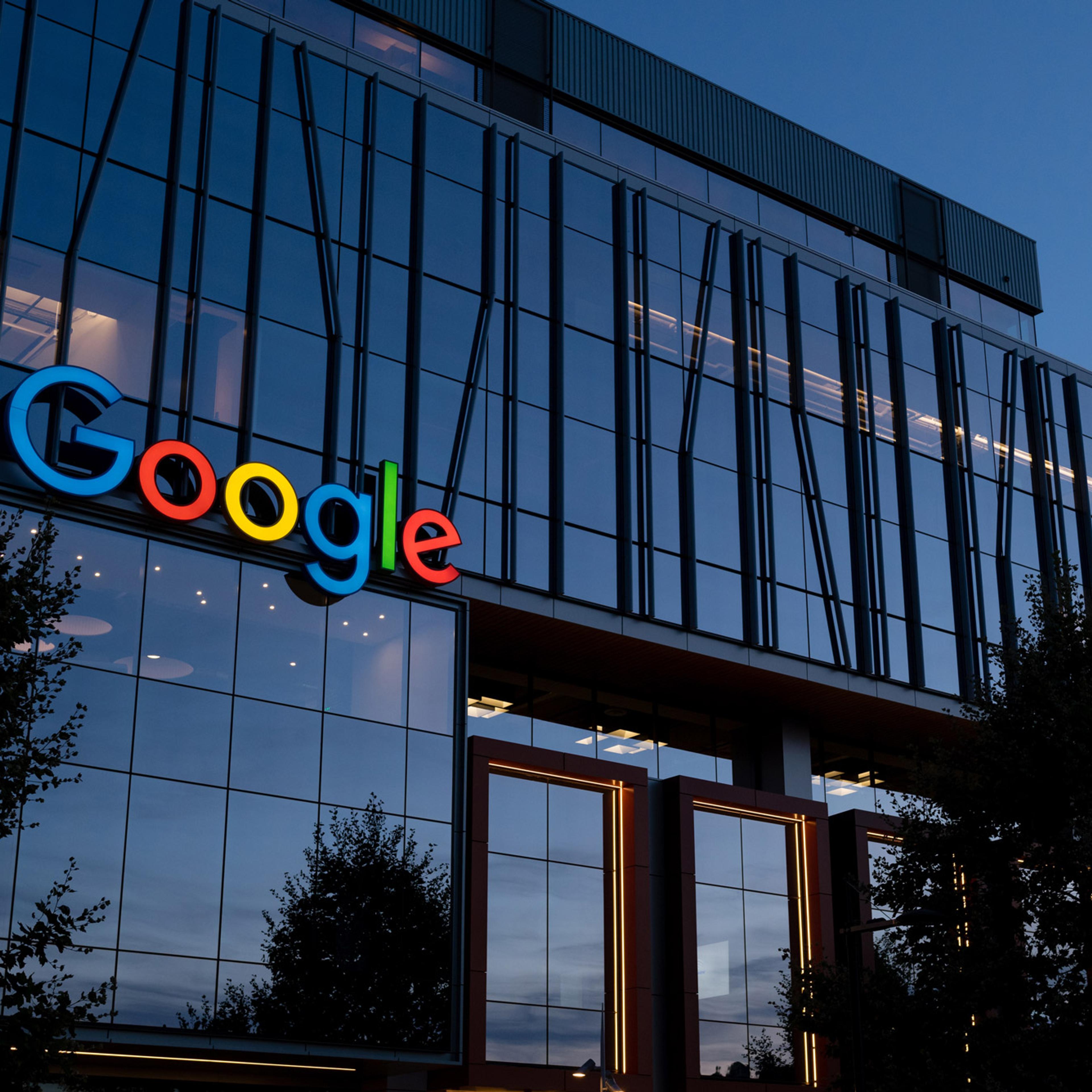 Google-skilt med belysning og profesjonelt design