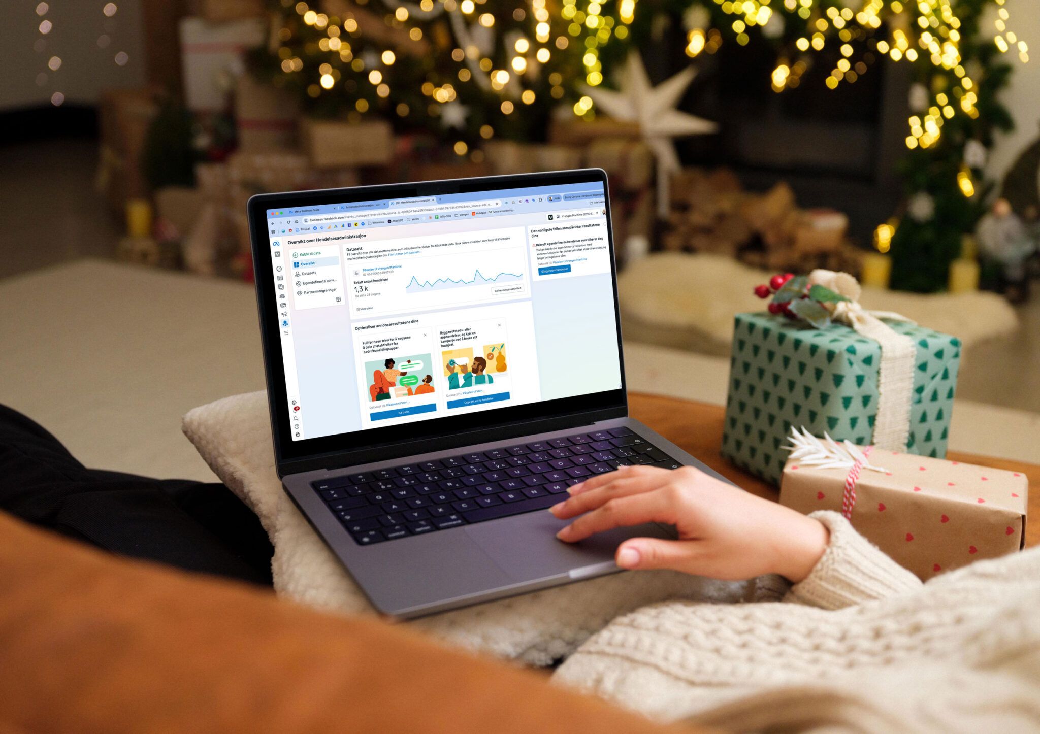 Laptop med en typisk julebakgrunn
