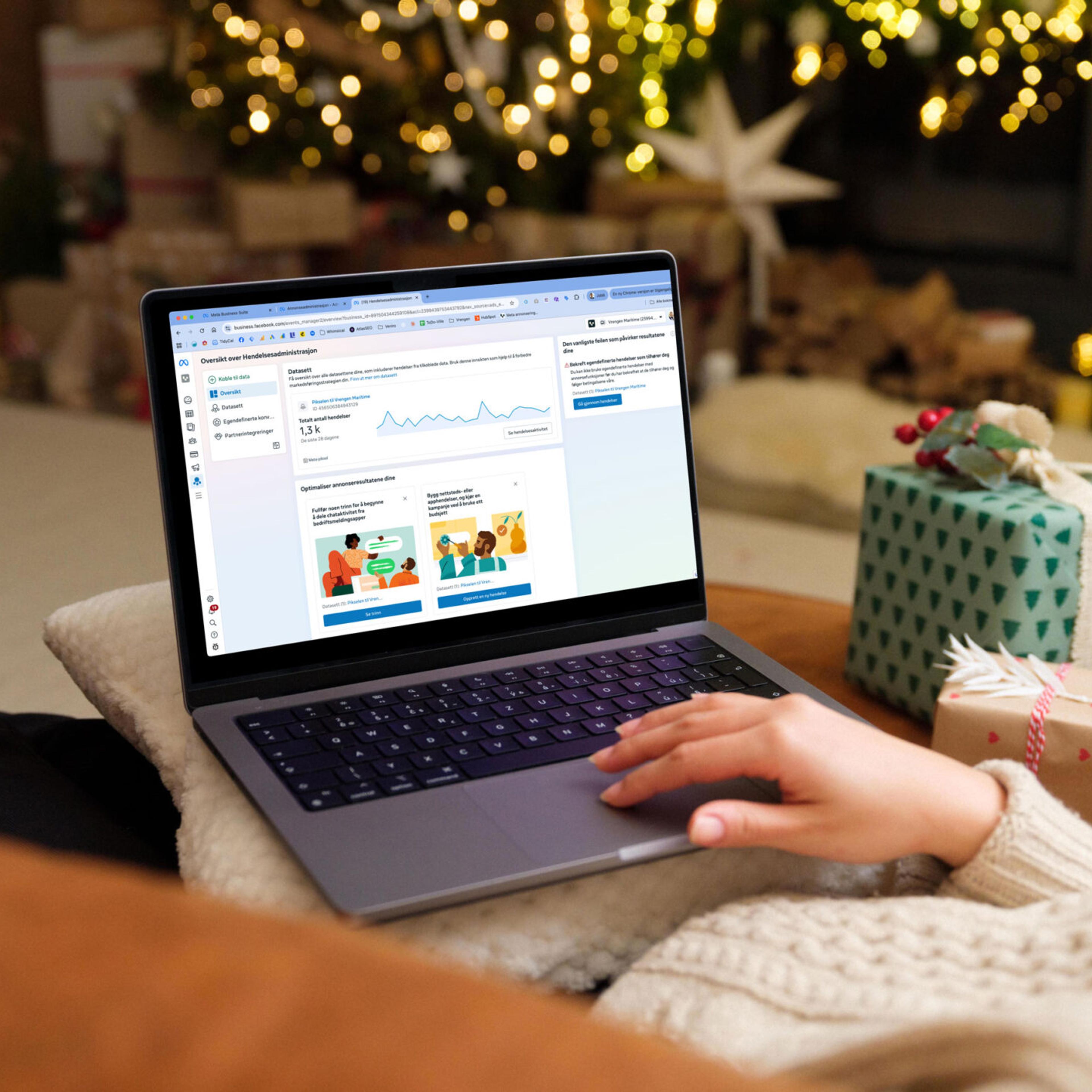 Laptop med en typisk julebakgrunn