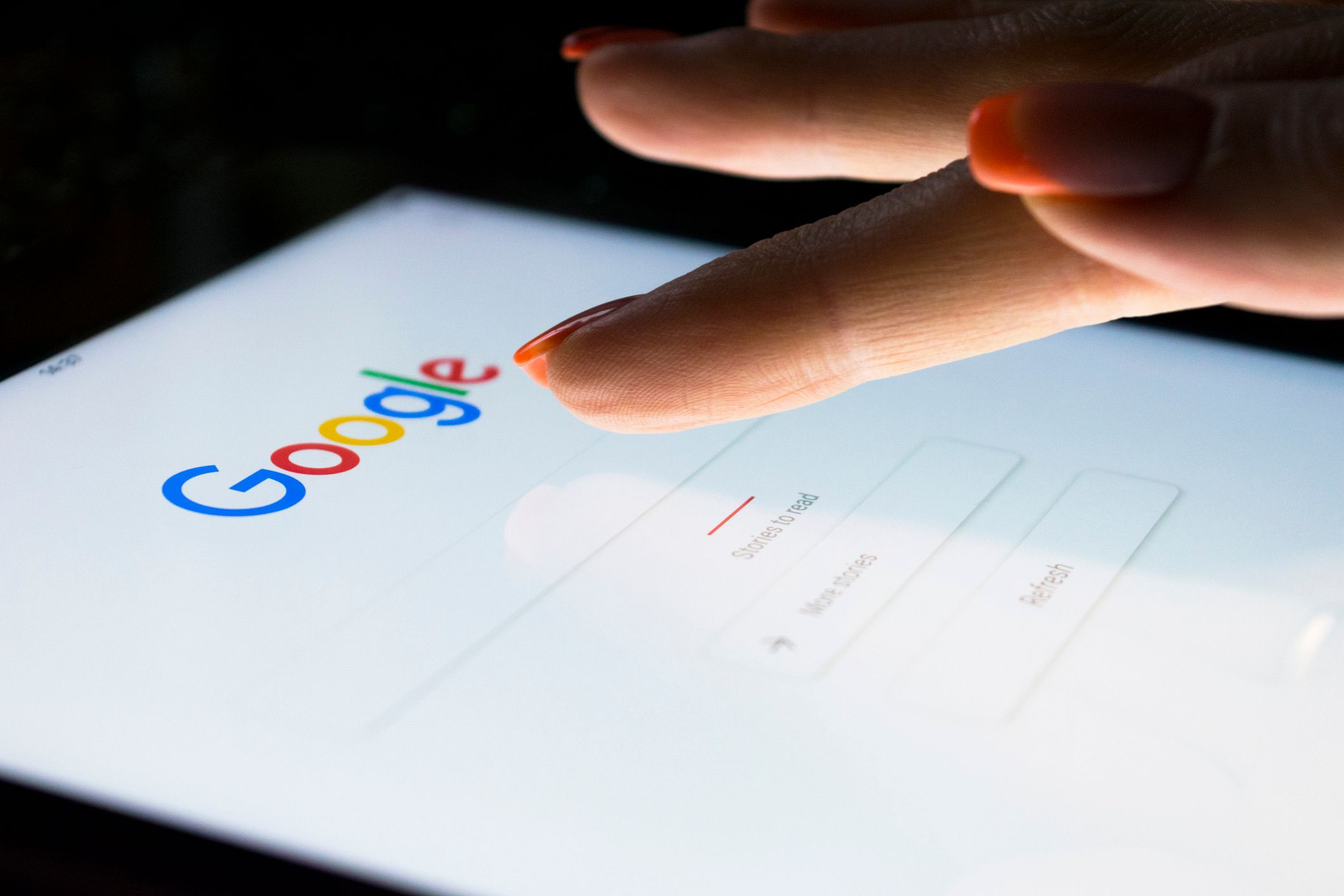 Finger som klikker på Google-logoen på en tablet, illustrerer søkemotoroptimalisering og teknisk SEO