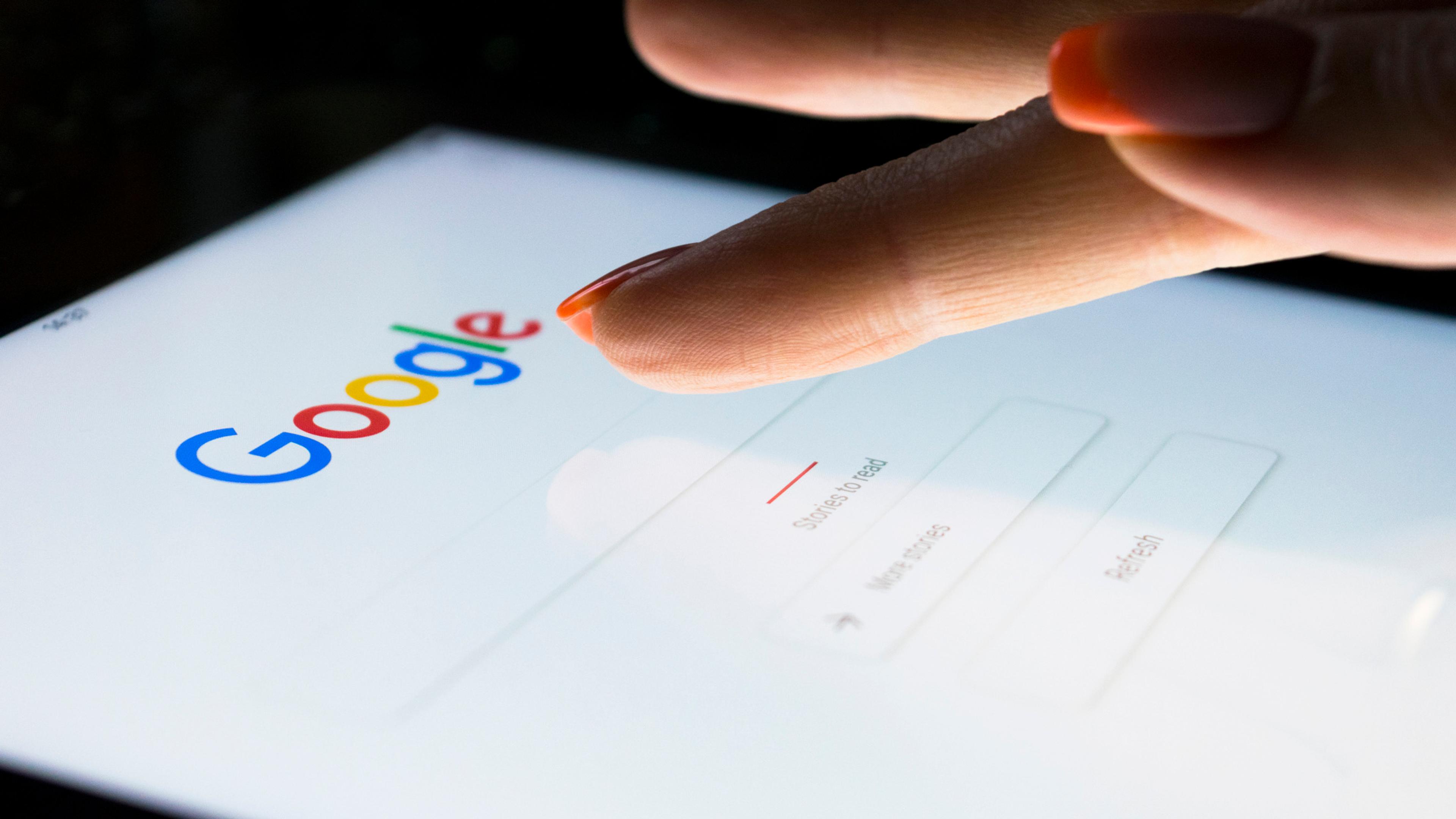 Finger som klikker på Google-logoen på en tablet, illustrerer søkemotoroptimalisering og teknisk SEO