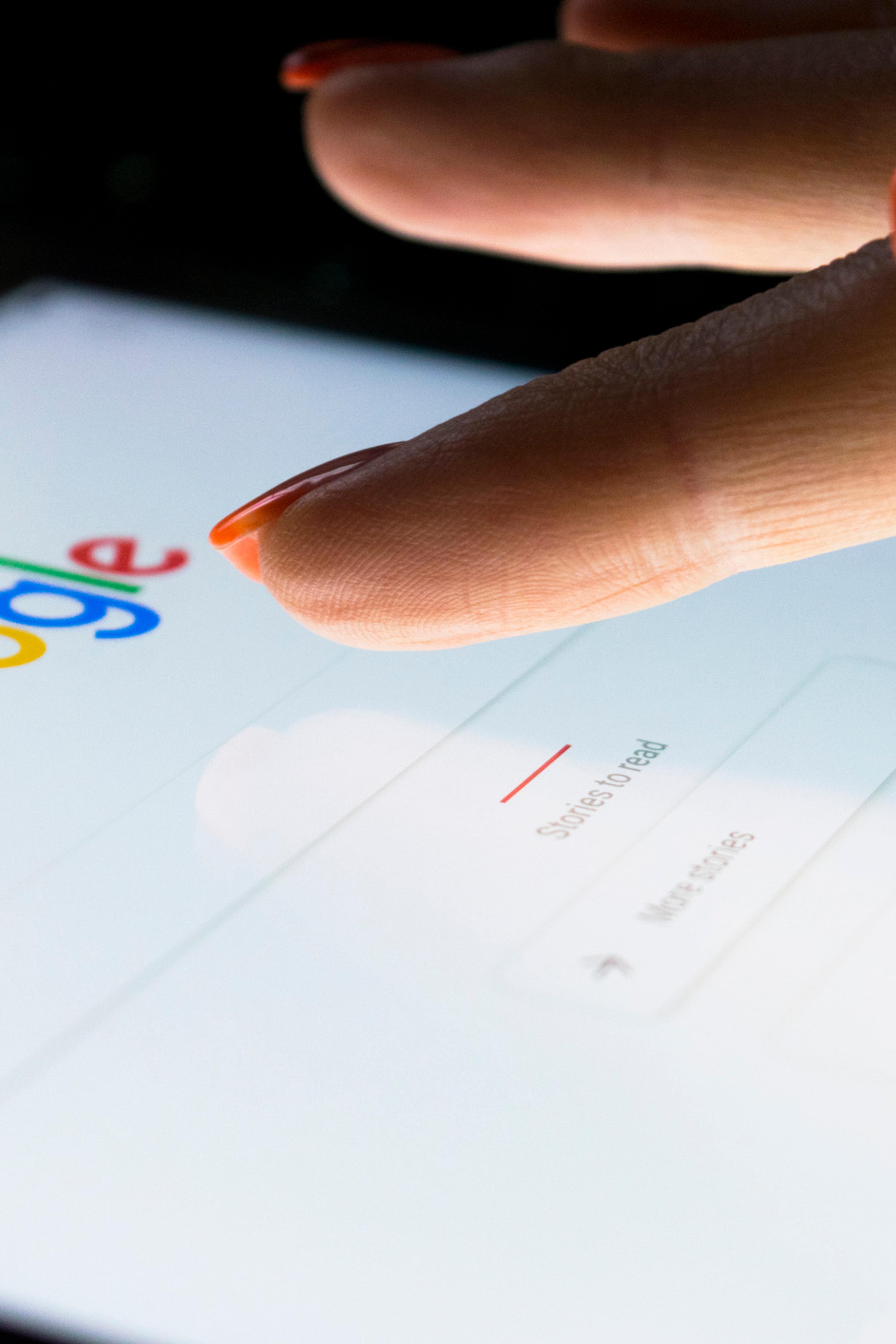Finger som klikker på Google-logoen på en tablet, illustrerer søkemotoroptimalisering og teknisk SEO