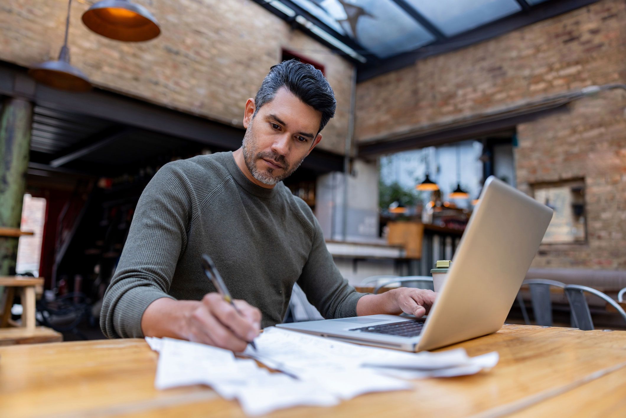 Mann som planlegger integrasjon mellom WooCommerce og PowerOffice Go