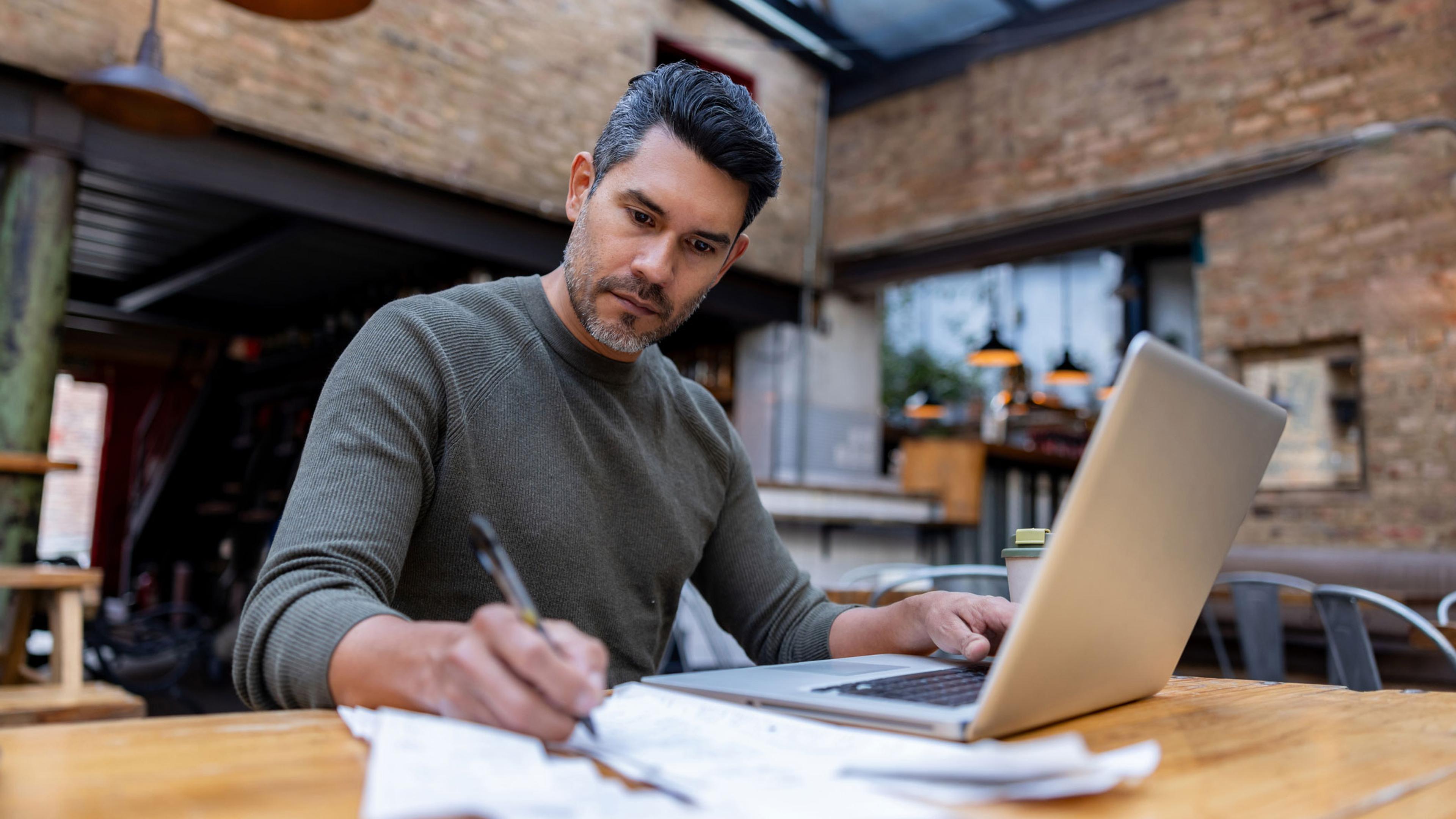 Mann som planlegger integrasjon mellom WooCommerce og PowerOffice Go