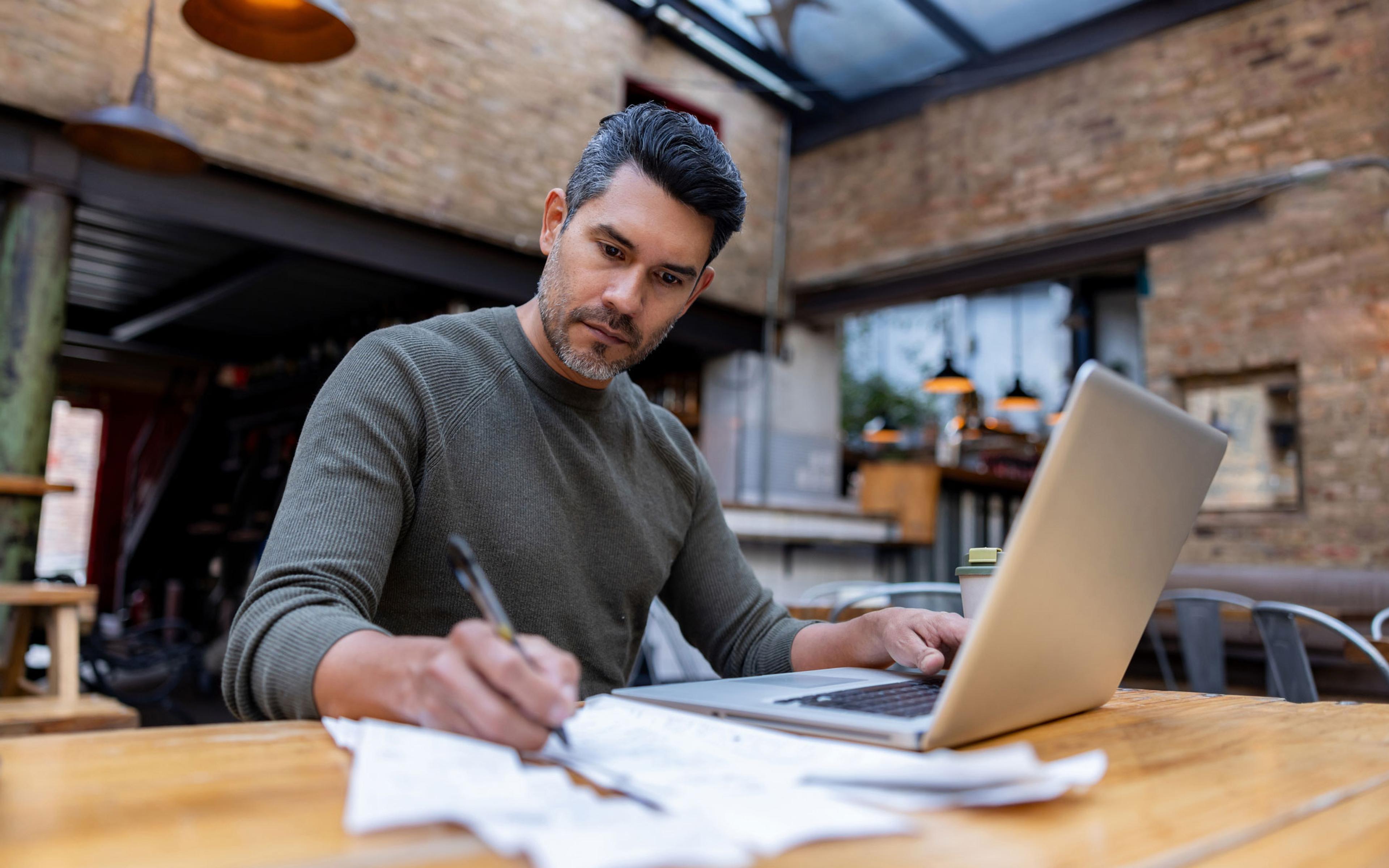 Mann som planlegger integrasjon mellom WooCommerce og PowerOffice Go