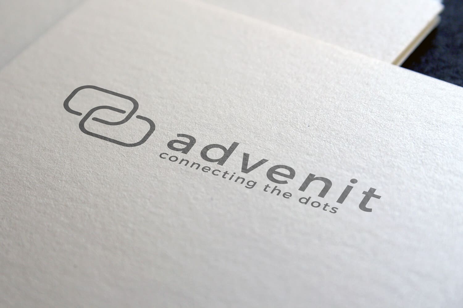 Advenit logo med slagord "connecting the dots" på hvitt papir