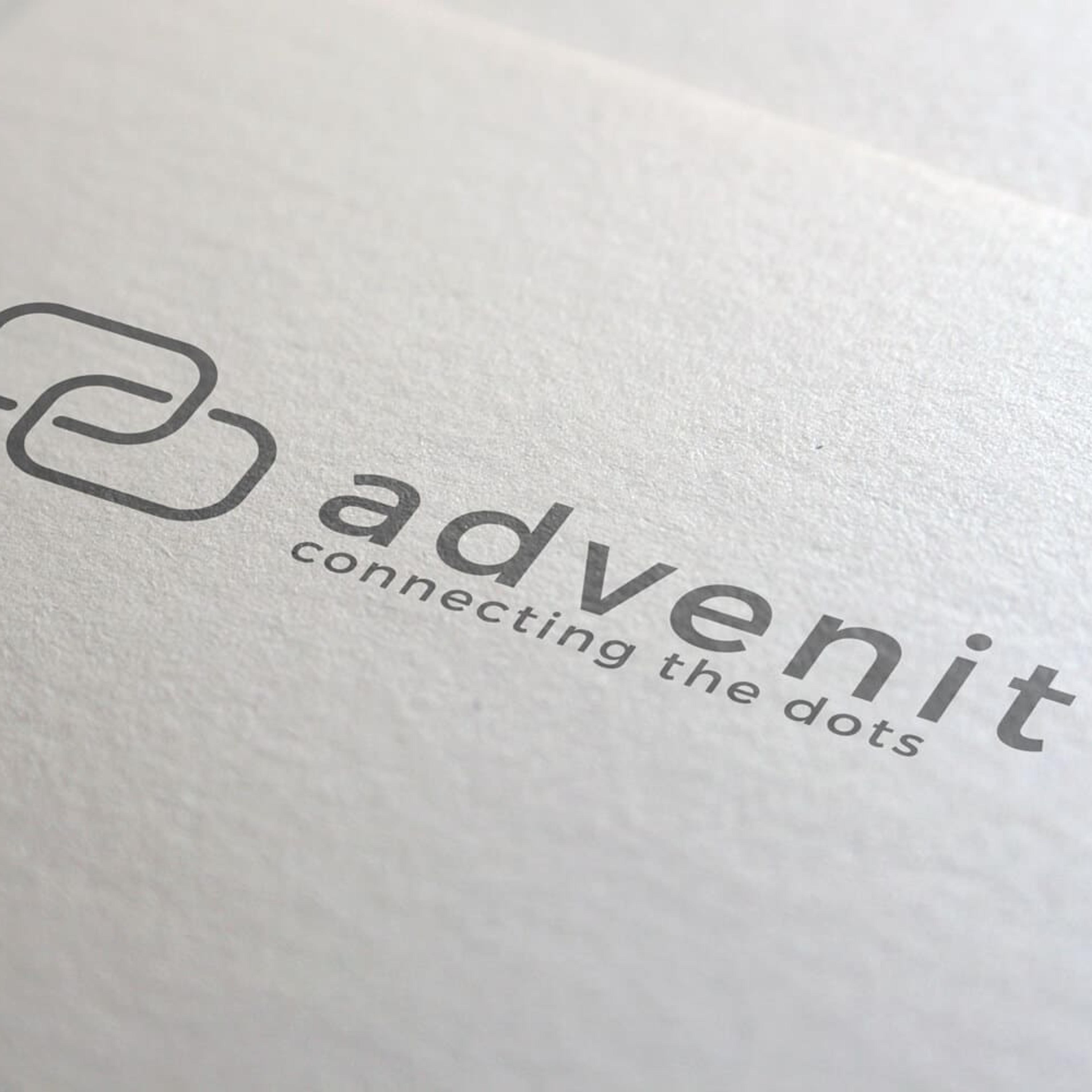 Advenit logo med slagord "connecting the dots" på hvitt papir