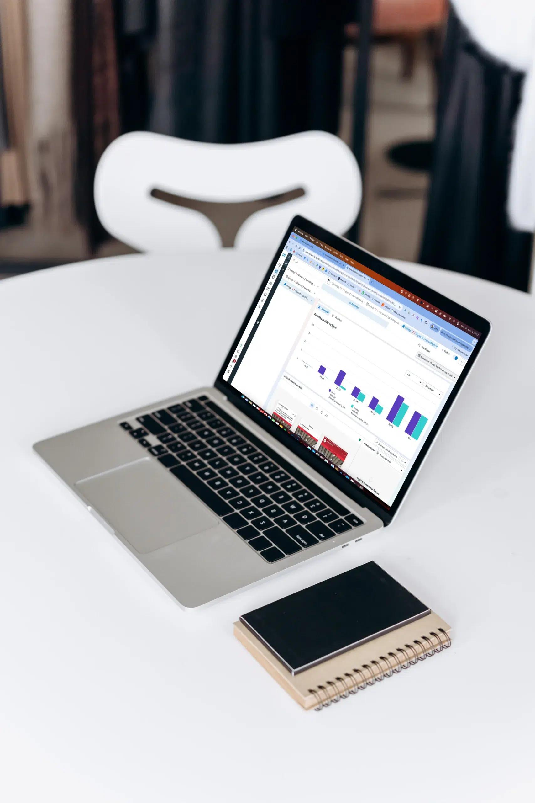 Laptop på et bord med Facebook-annonsering