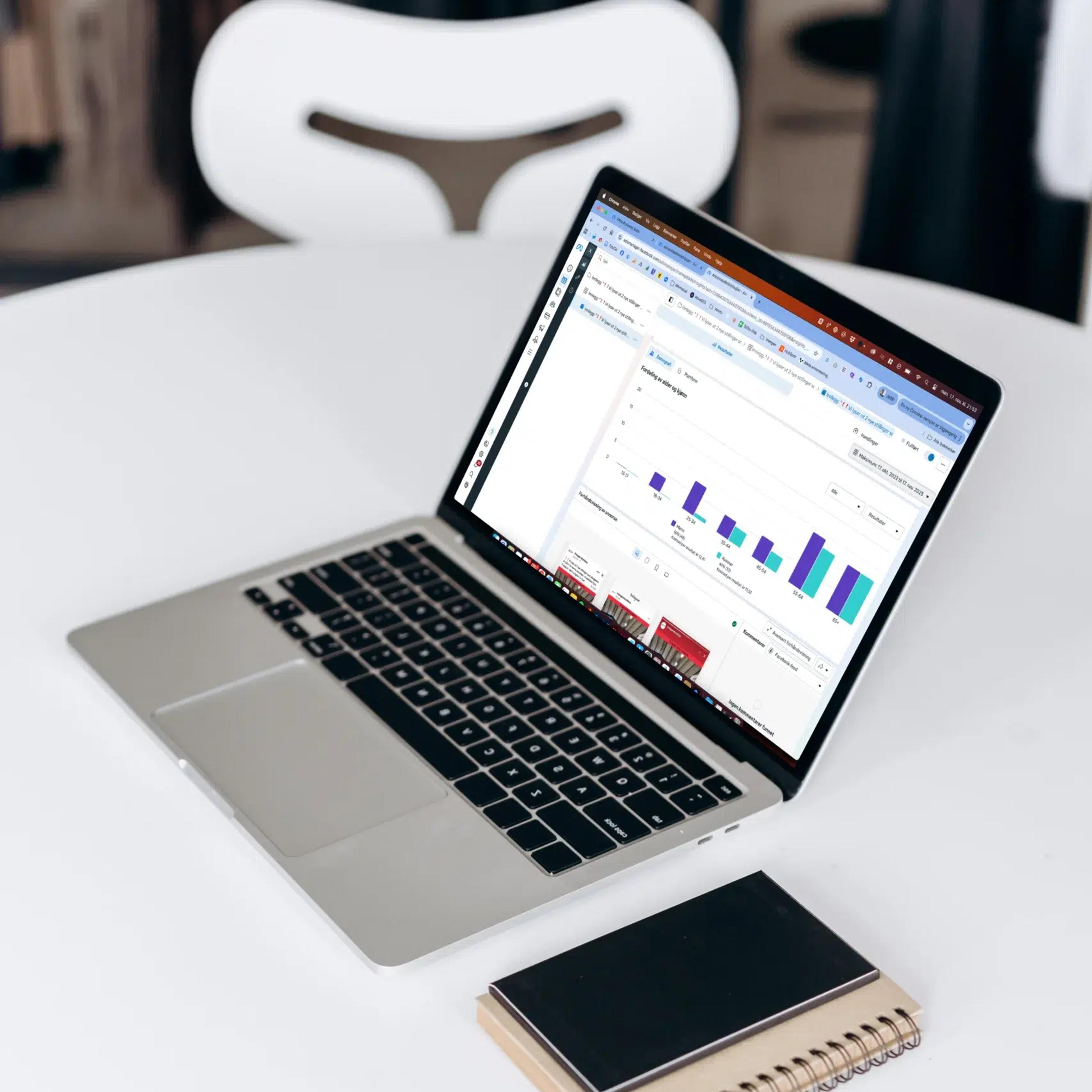 Laptop på et bord med Facebook-annonsering