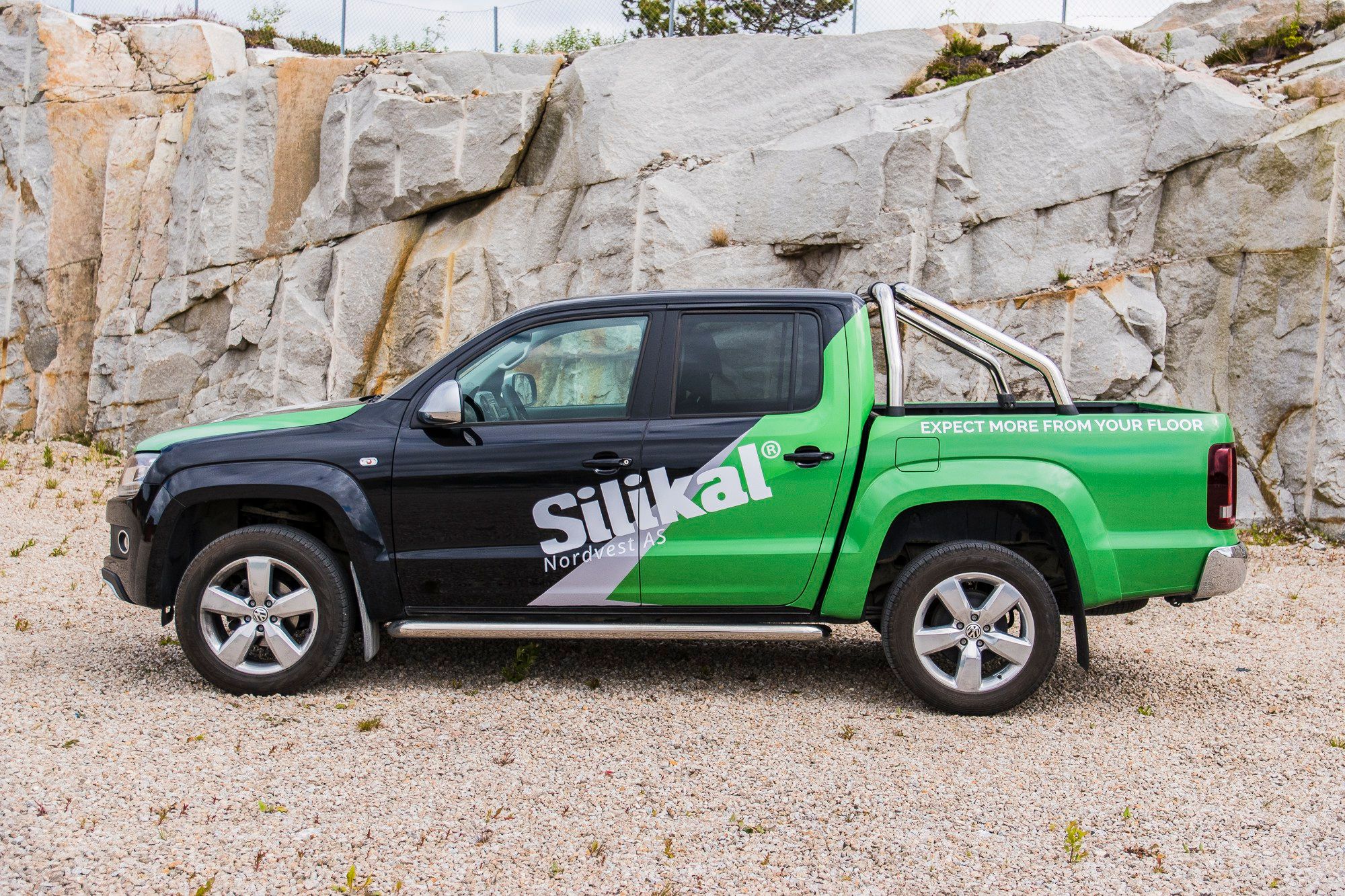 Stikal norske gulvbelegg-kampanje på grønn og sort pickup truck med slagord "Expect more from your floor