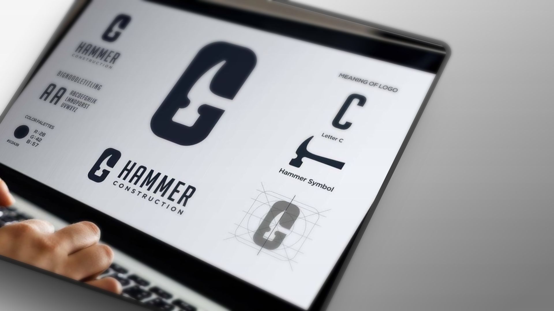 G Hammer Construction logo vises på designdokument med logomerke, bokstav C og symbolforklaring