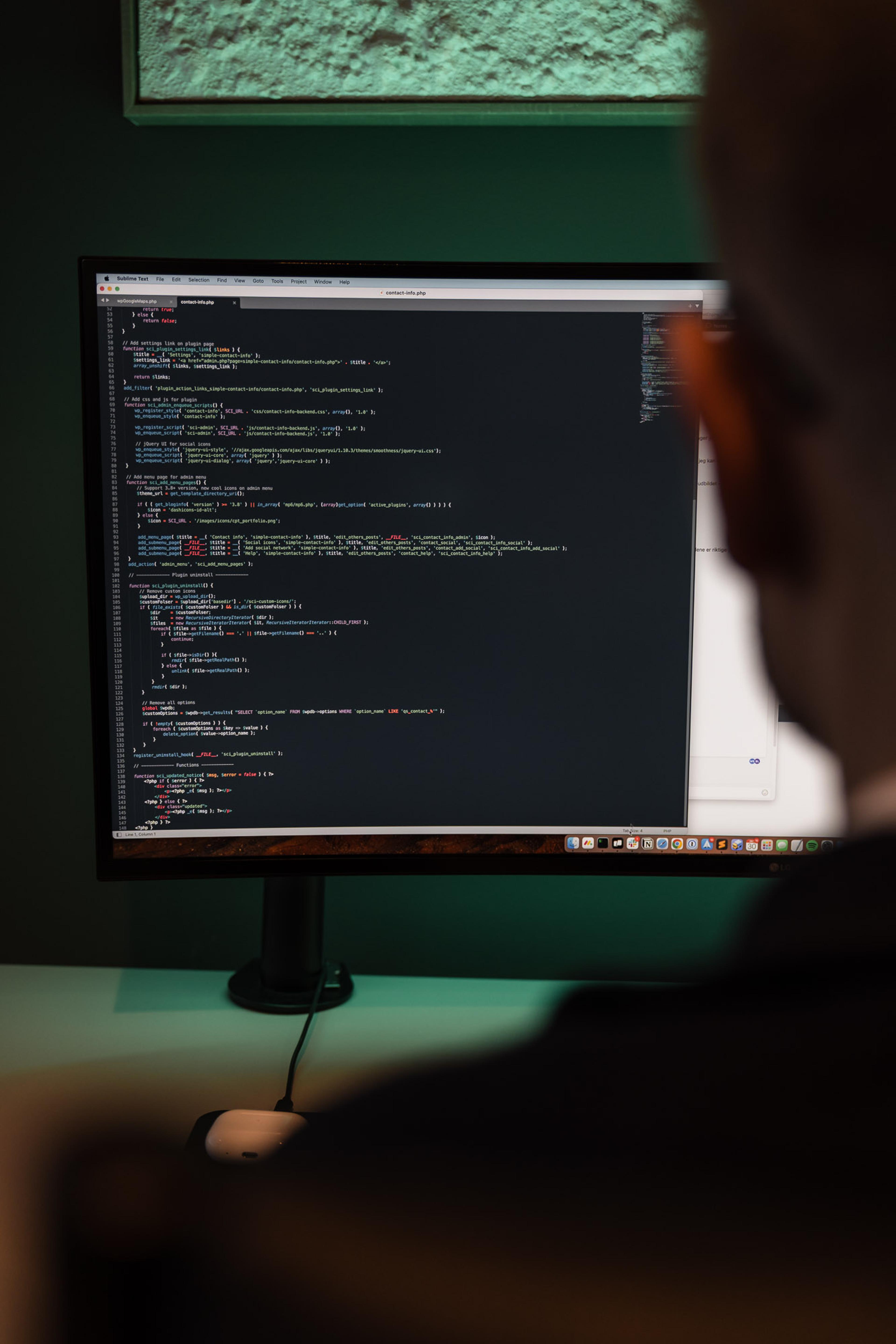 Skjermfoto av kodevisning i tekstEditor med HTML og CSS-kode på mørk bakgrunn