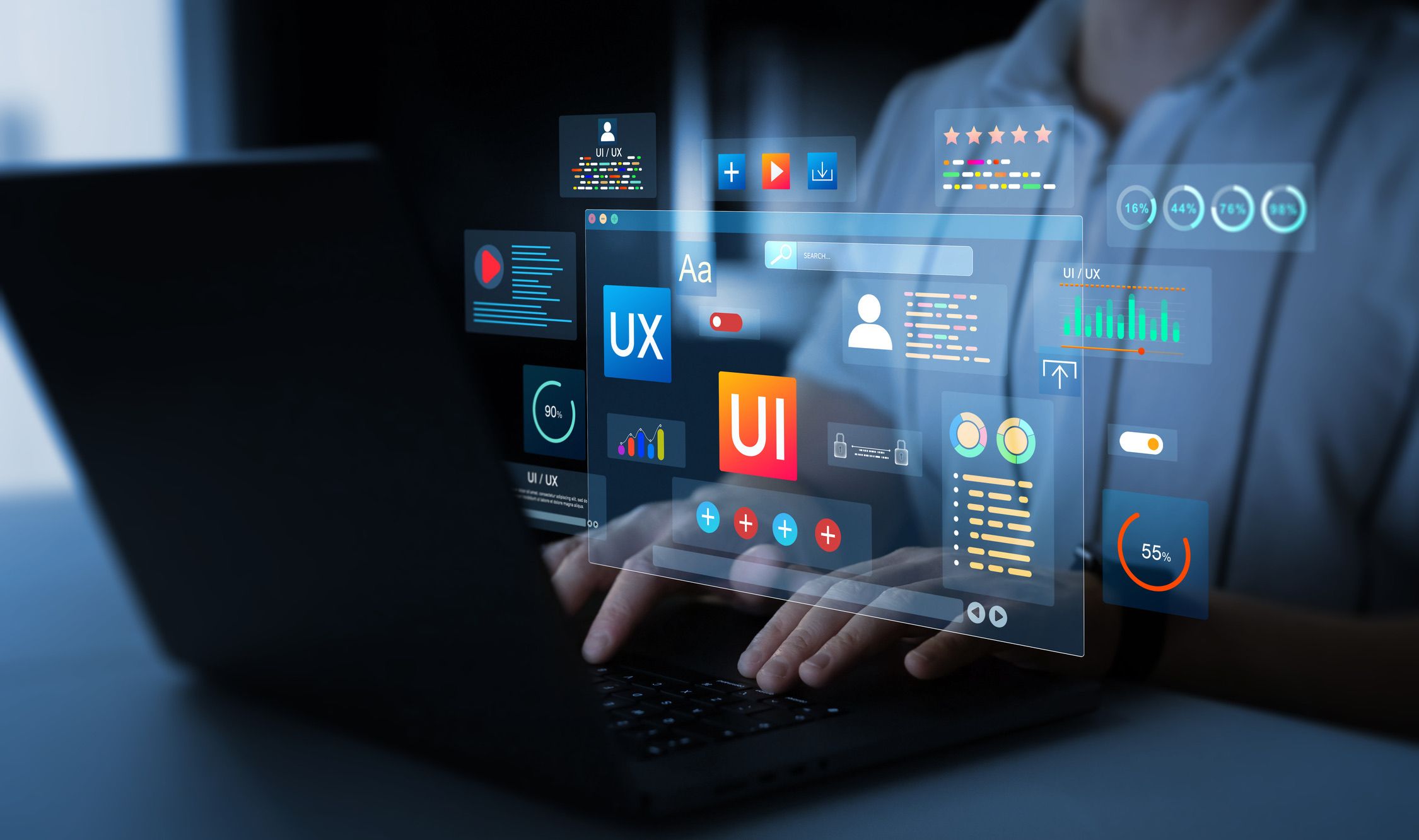 Utvikler viser holografiske UI- og UX-designelementer med ikoner for brukergrensesnitt, analyser og stjerneanmeldelser på glassplate over tastatur.