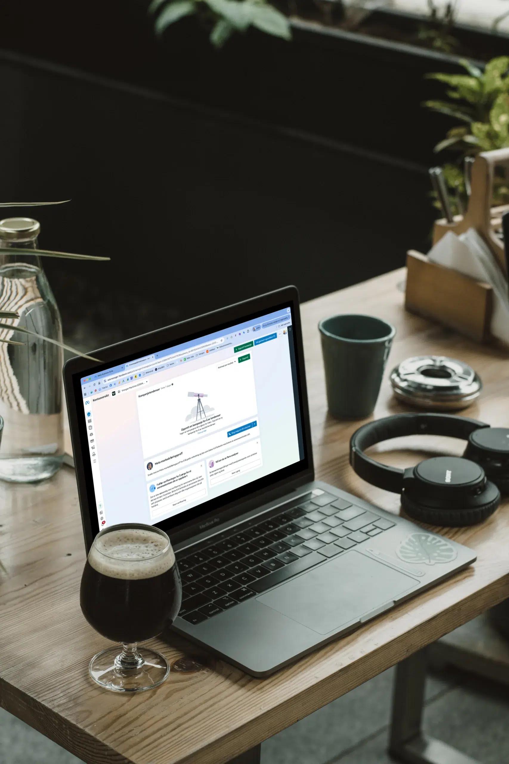Laptop som viser Facebook Business på skjermen