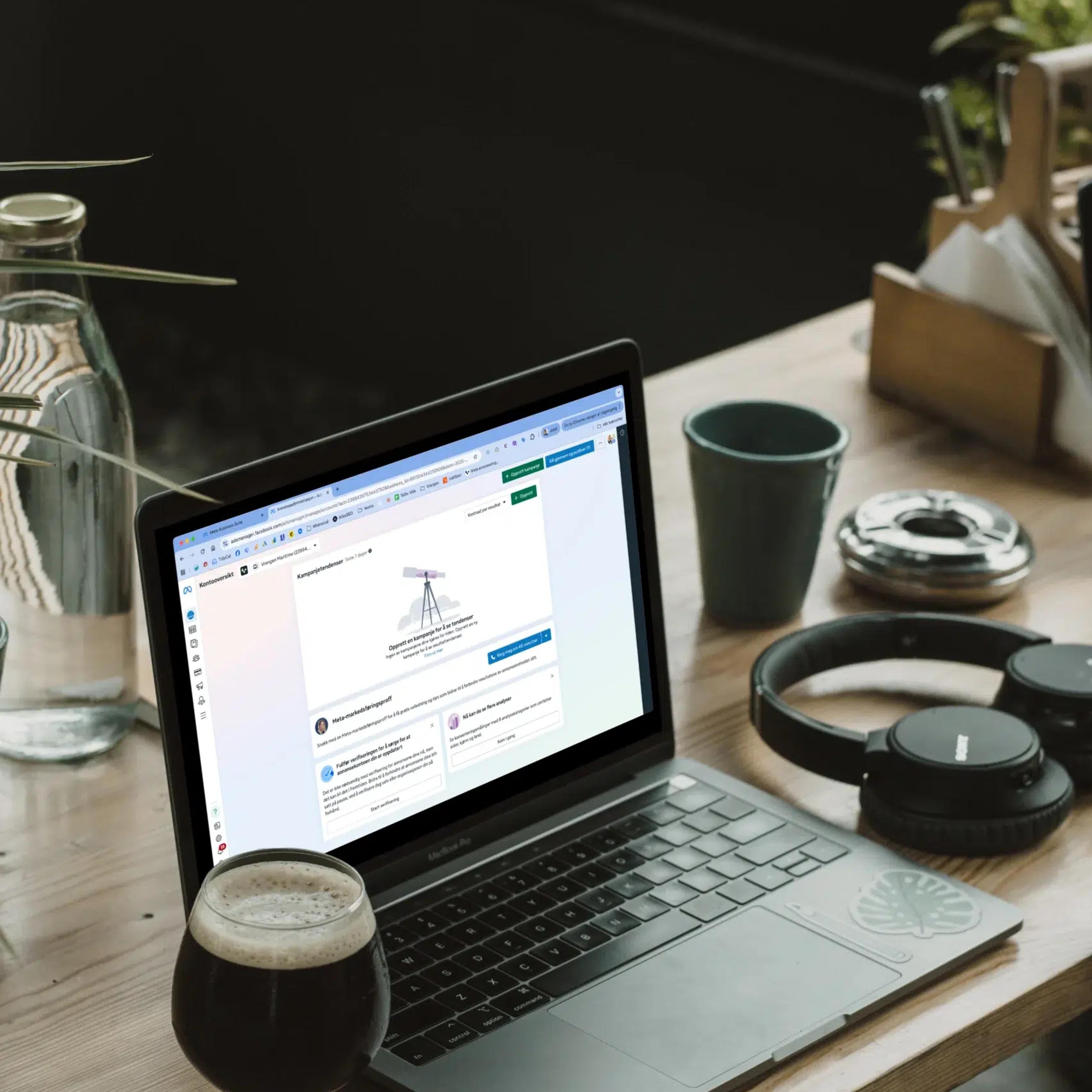 Laptop som viser Facebook Business på skjermen