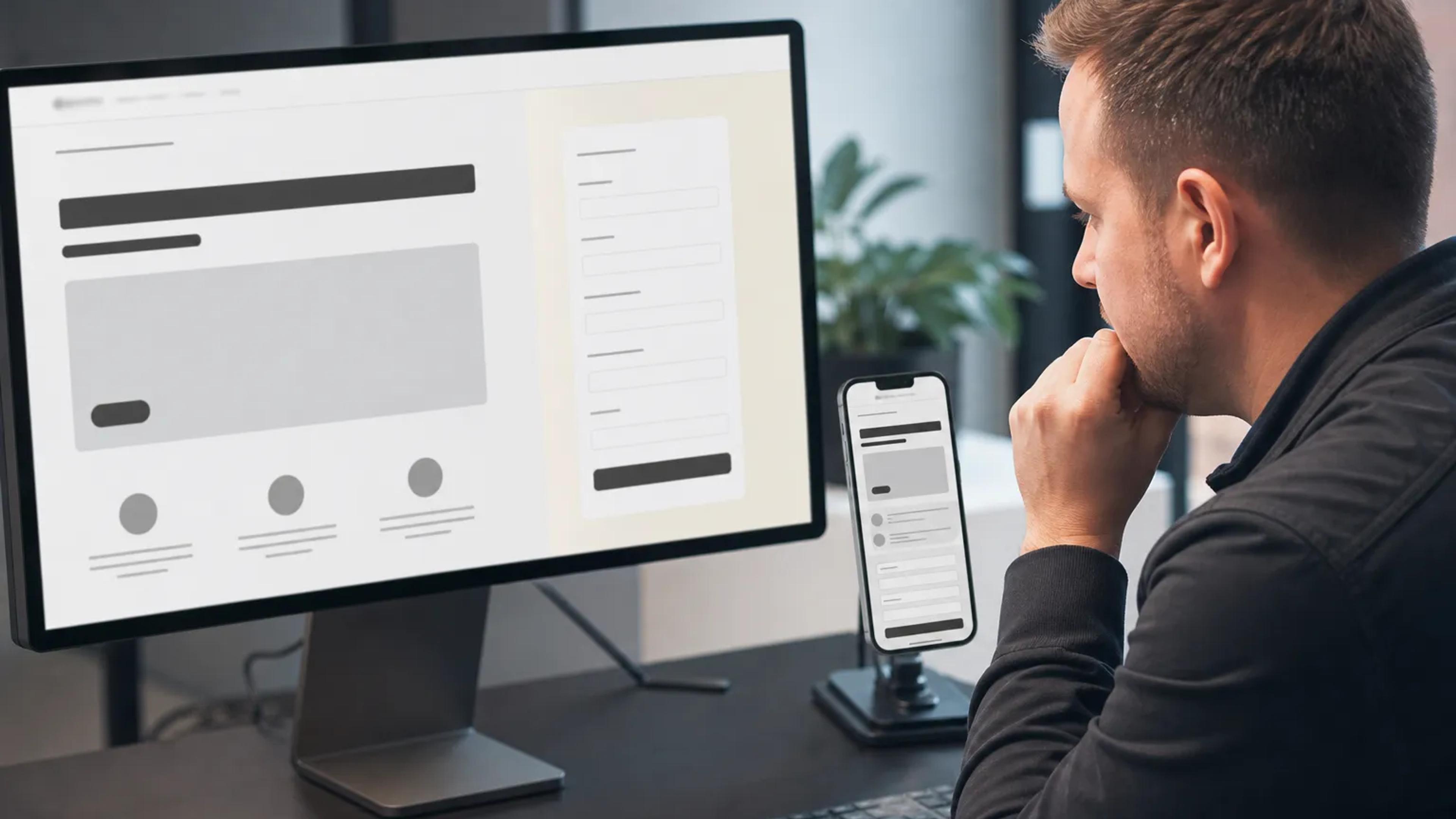 En landingsside vises på desktop og mobil under gjennomgang.