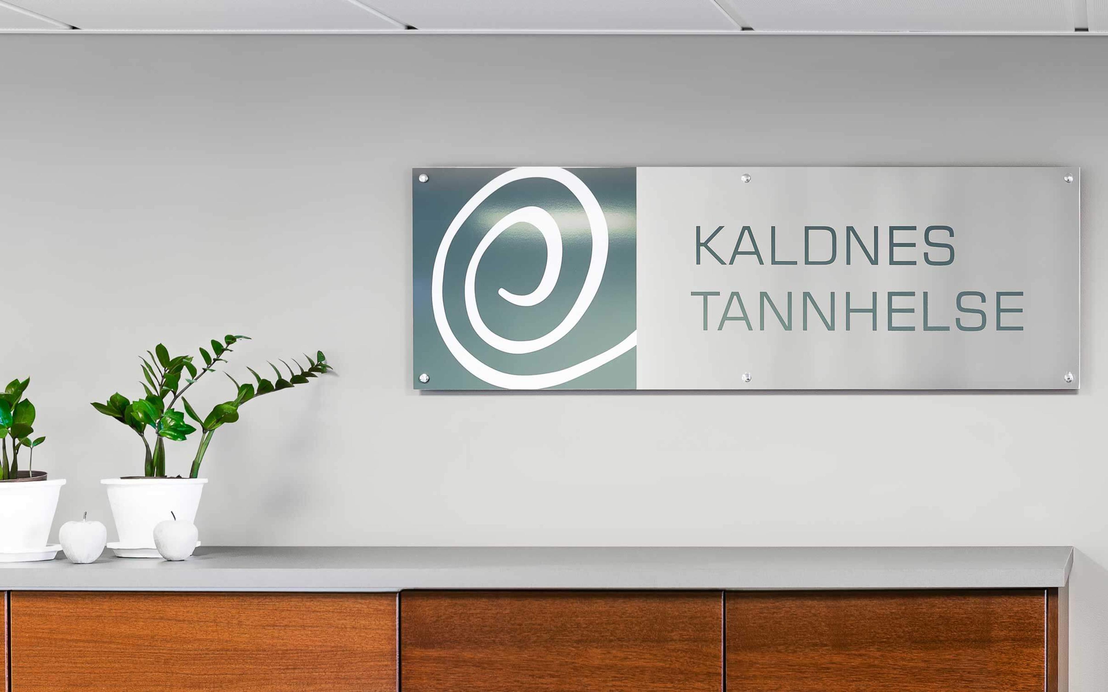 Profesjonelt portrettfotografering av ansatte ved Kaldnes Tannhelse