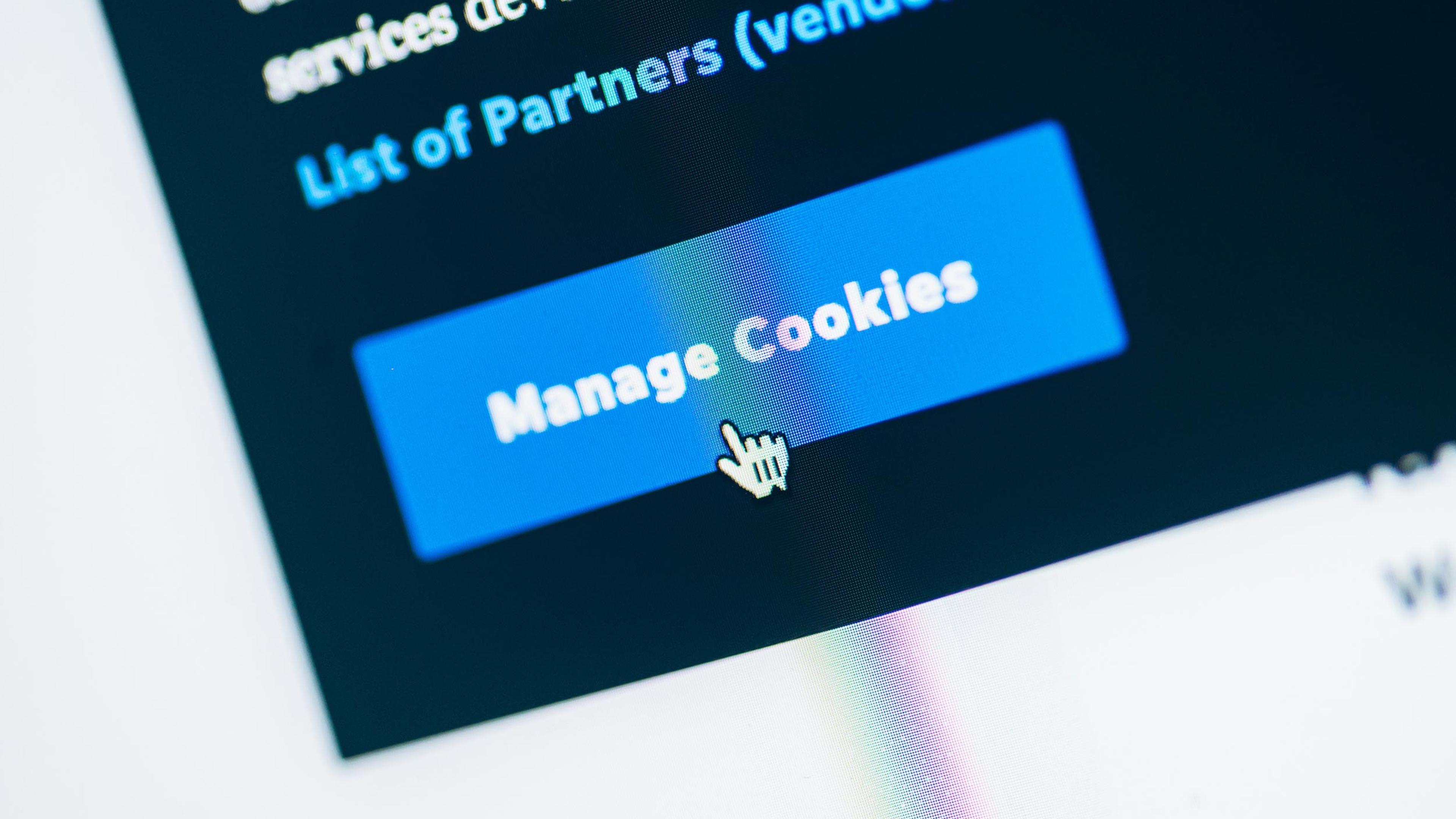 Blå "Manage Cookies"-knapp på skjerm med musepeker, illustrerer cookie-håndtering i Google Consent Mode V2.