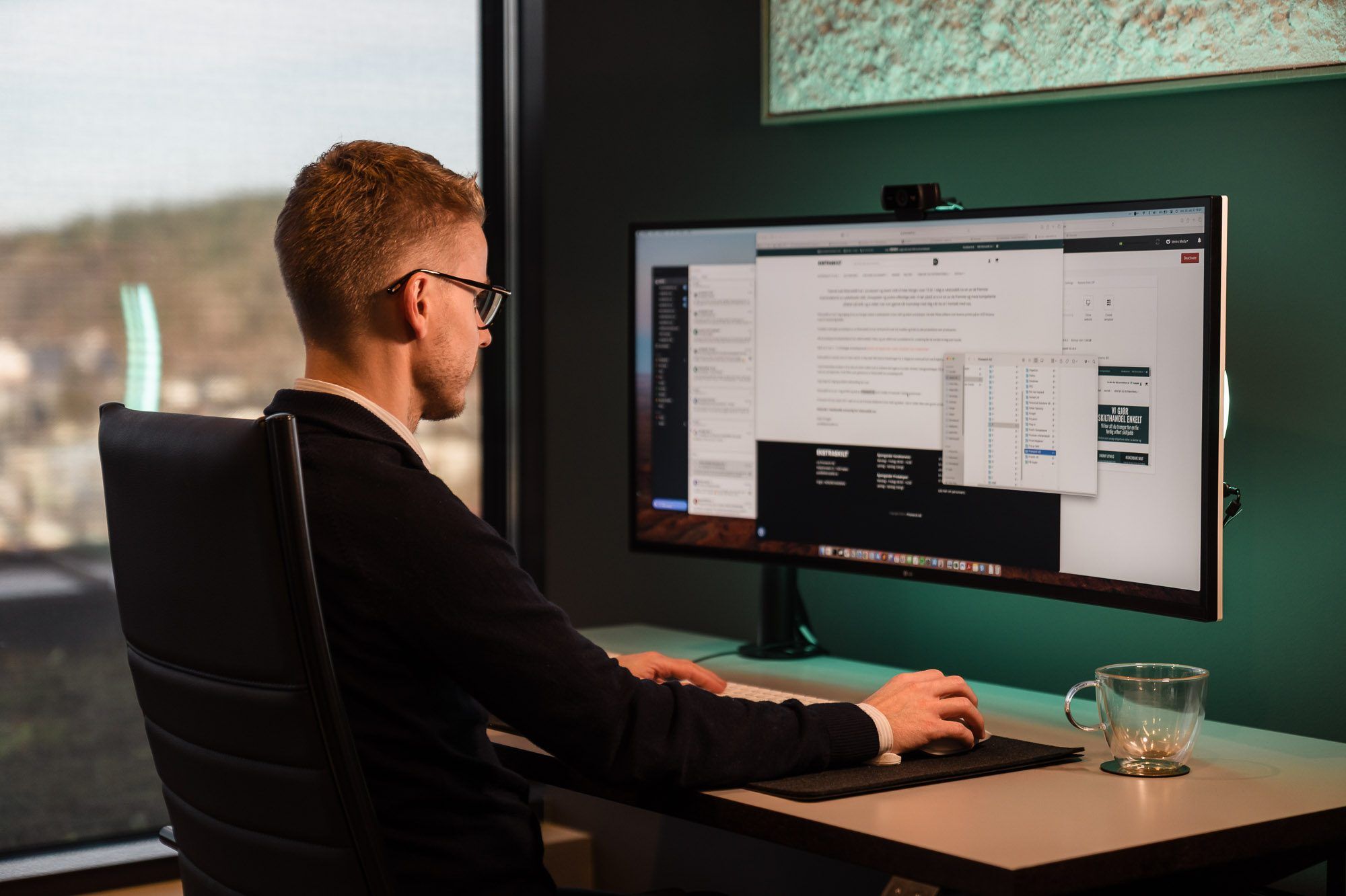 Person som analyserer nettsidens ytelse og lastetid på en bærbar PC