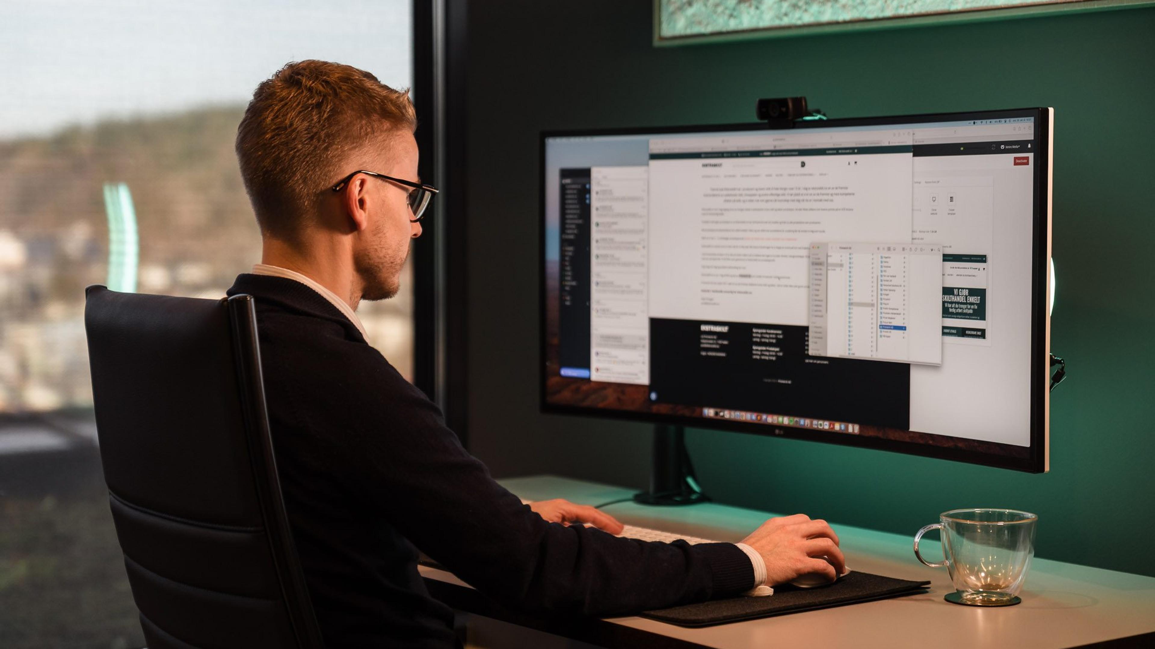 Person som analyserer nettsidens ytelse og lastetid på en bærbar PC