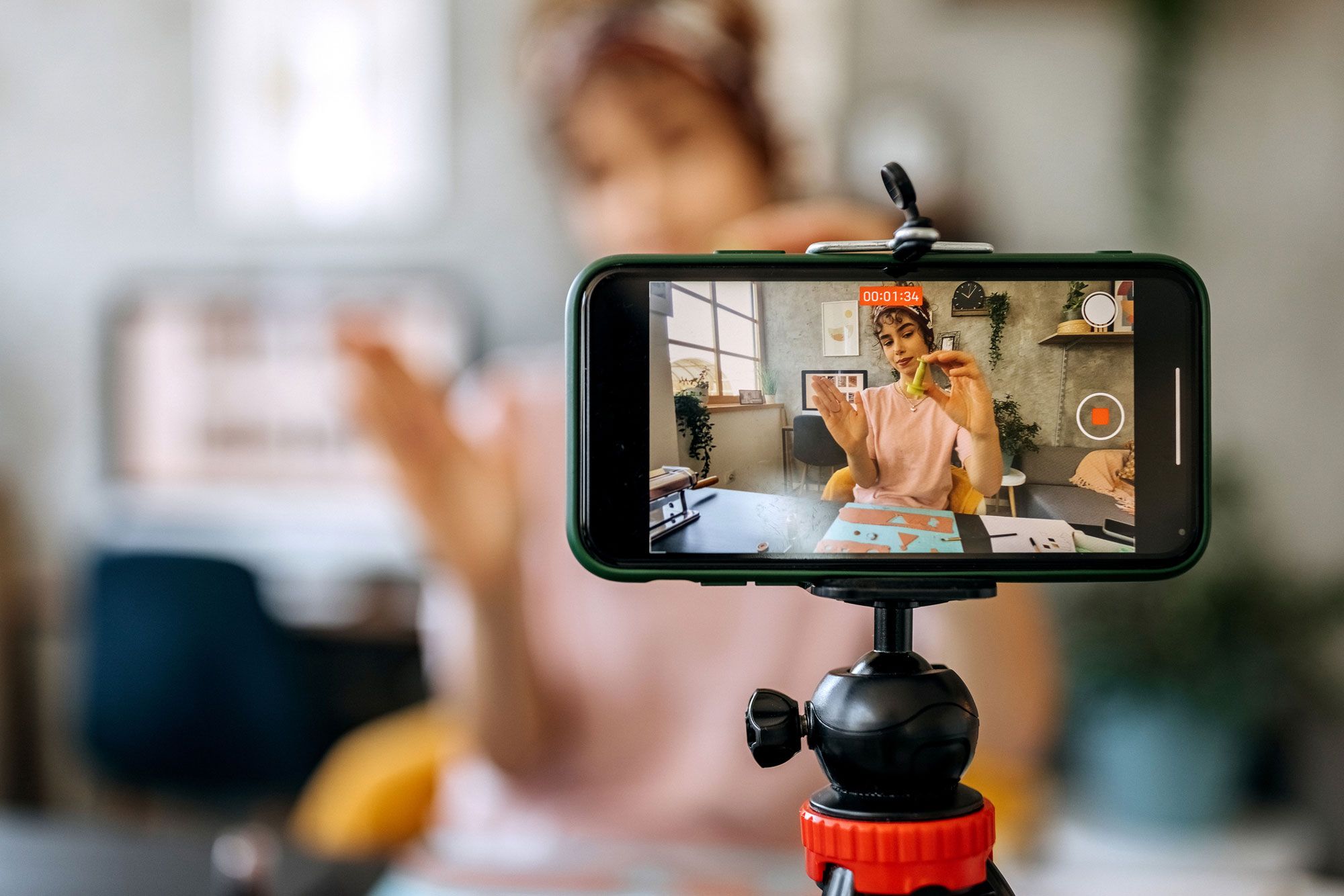 Bilde av en person som filmer med mobilen
