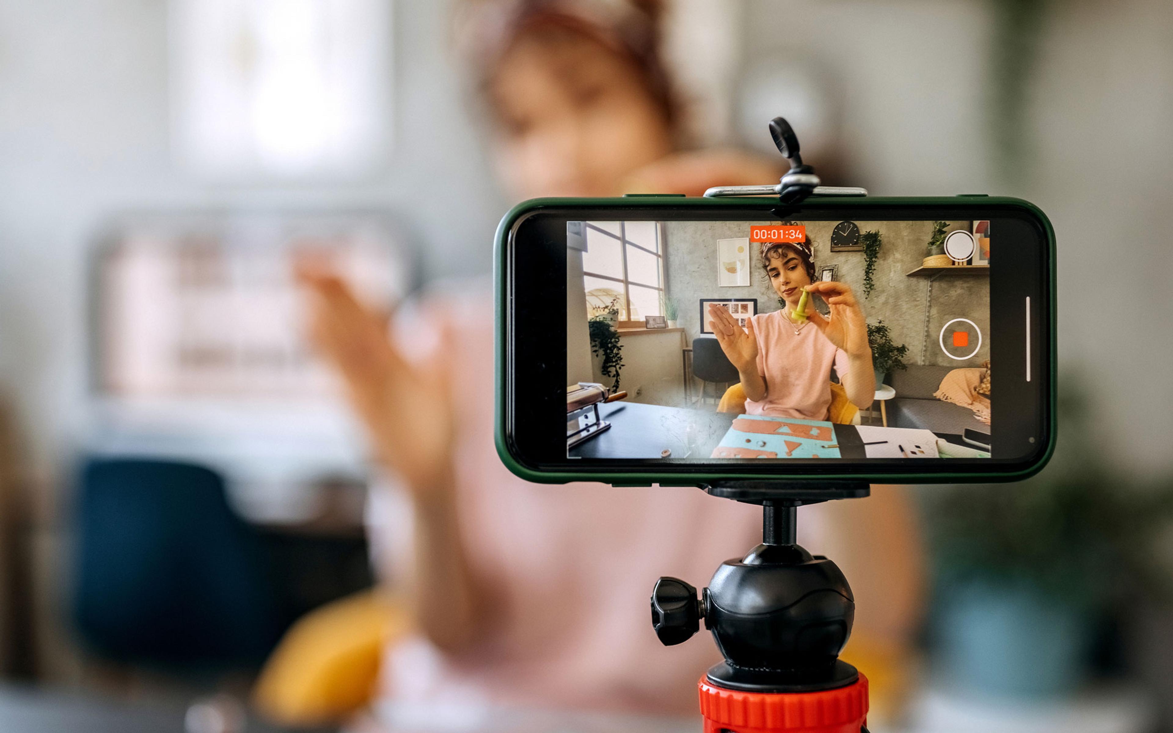 Bilde av en person som filmer med mobilen