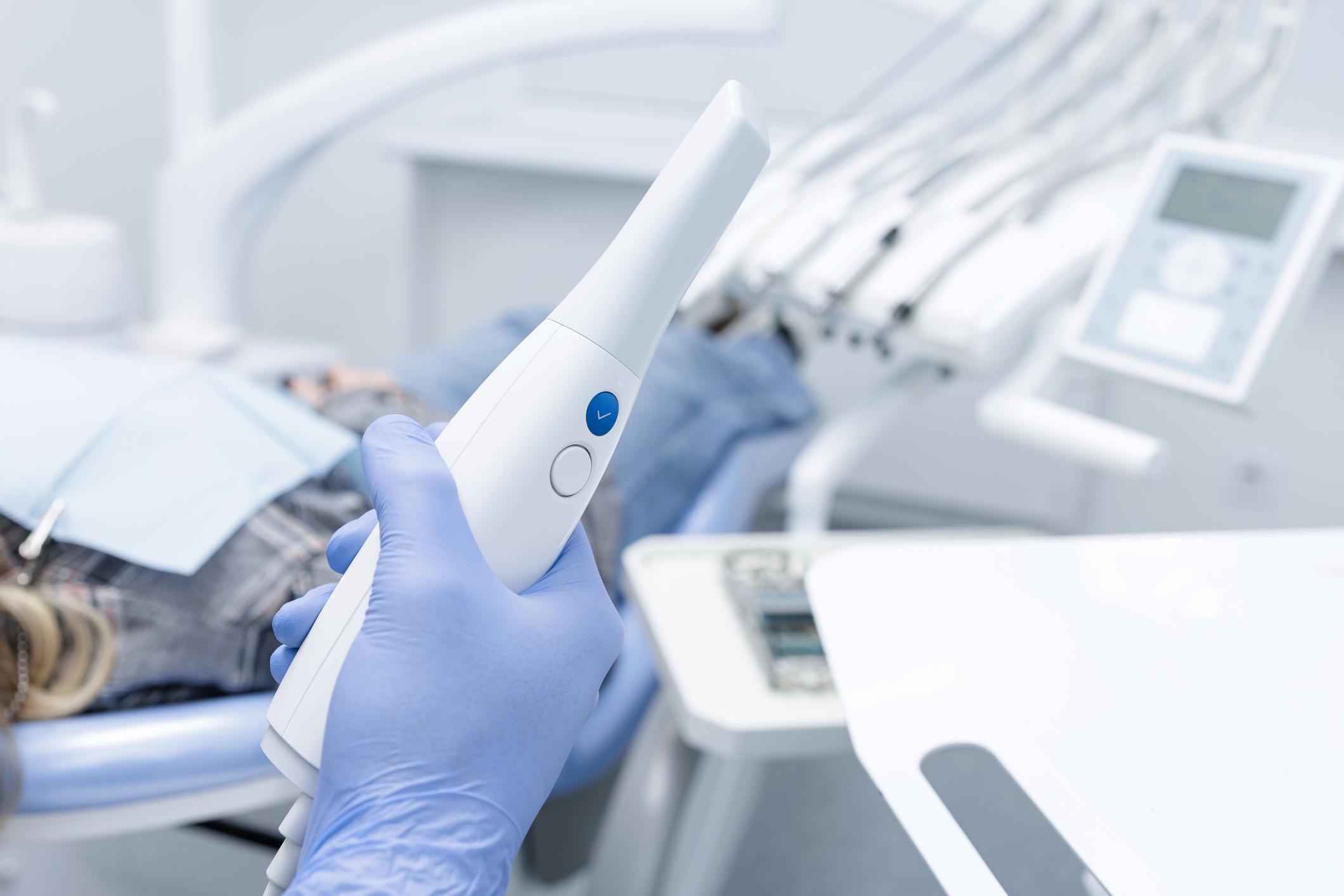 Intraoral skanner som tar digitalt avtrykk av tannbuen