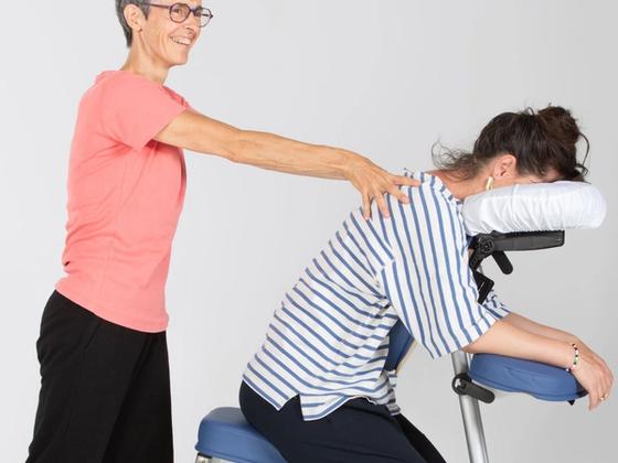 Amma assis sur chaise ergonomique