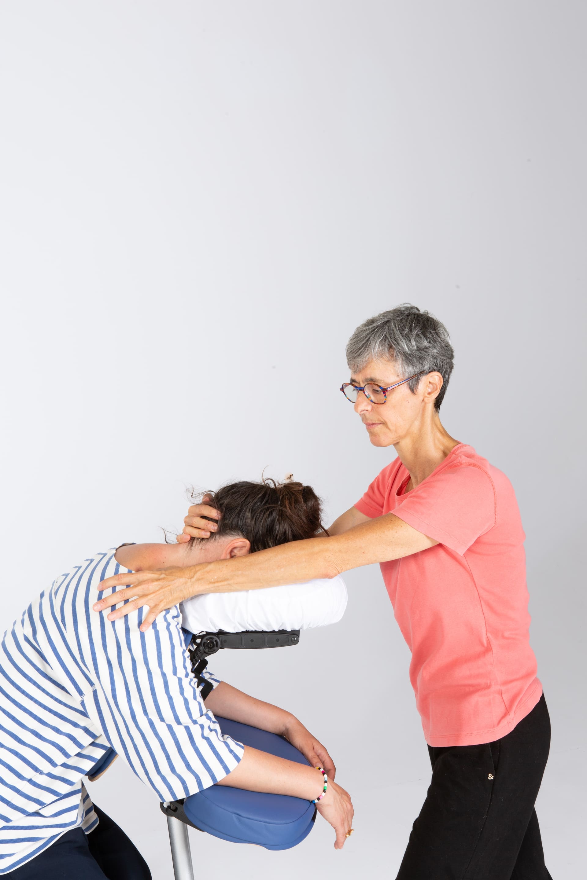 Amma assis, pressions sur les épaules